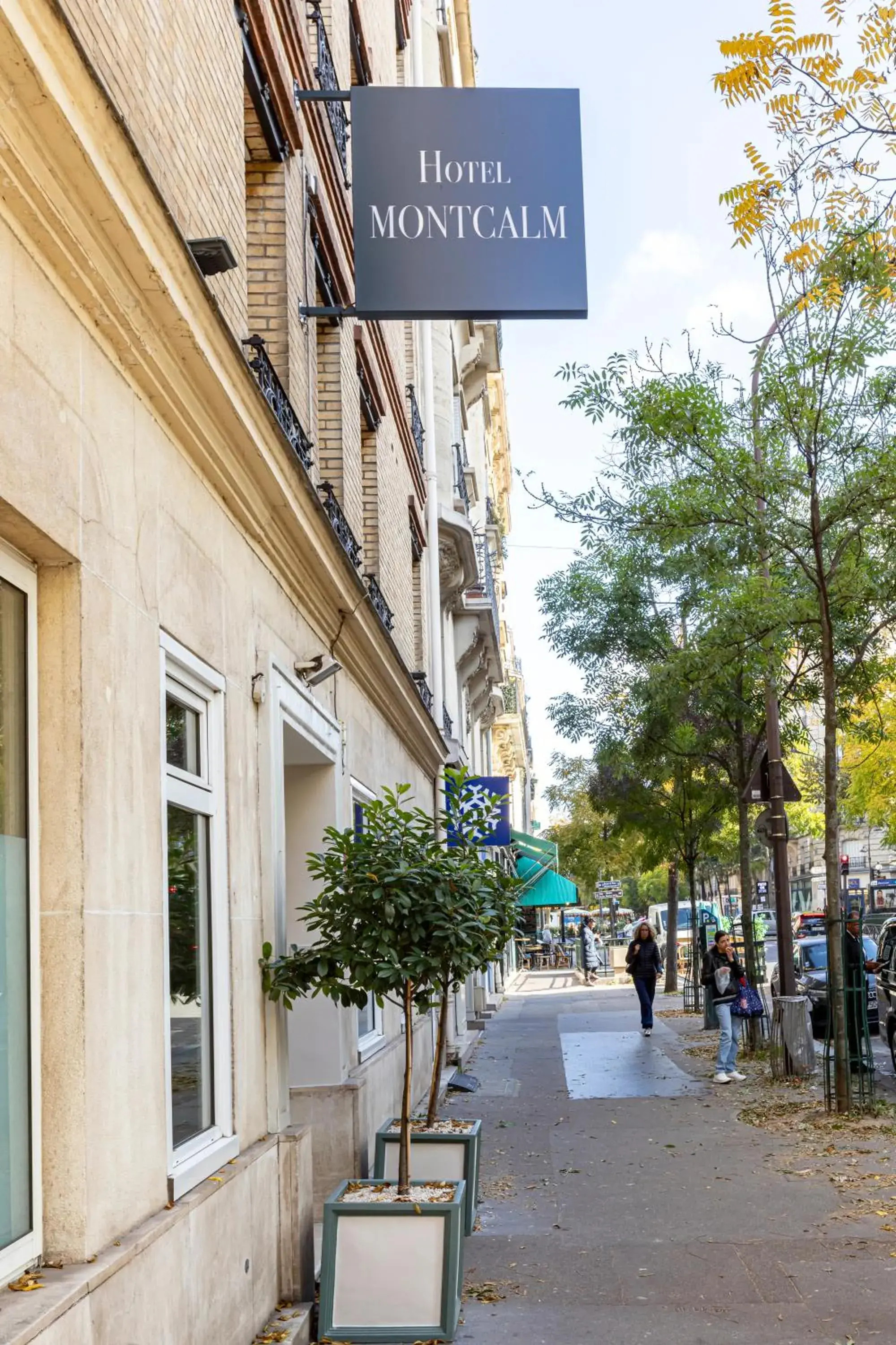 Facade/entrance in Hôtel Montcalm Facade/entrance in Hôtel Montcalm