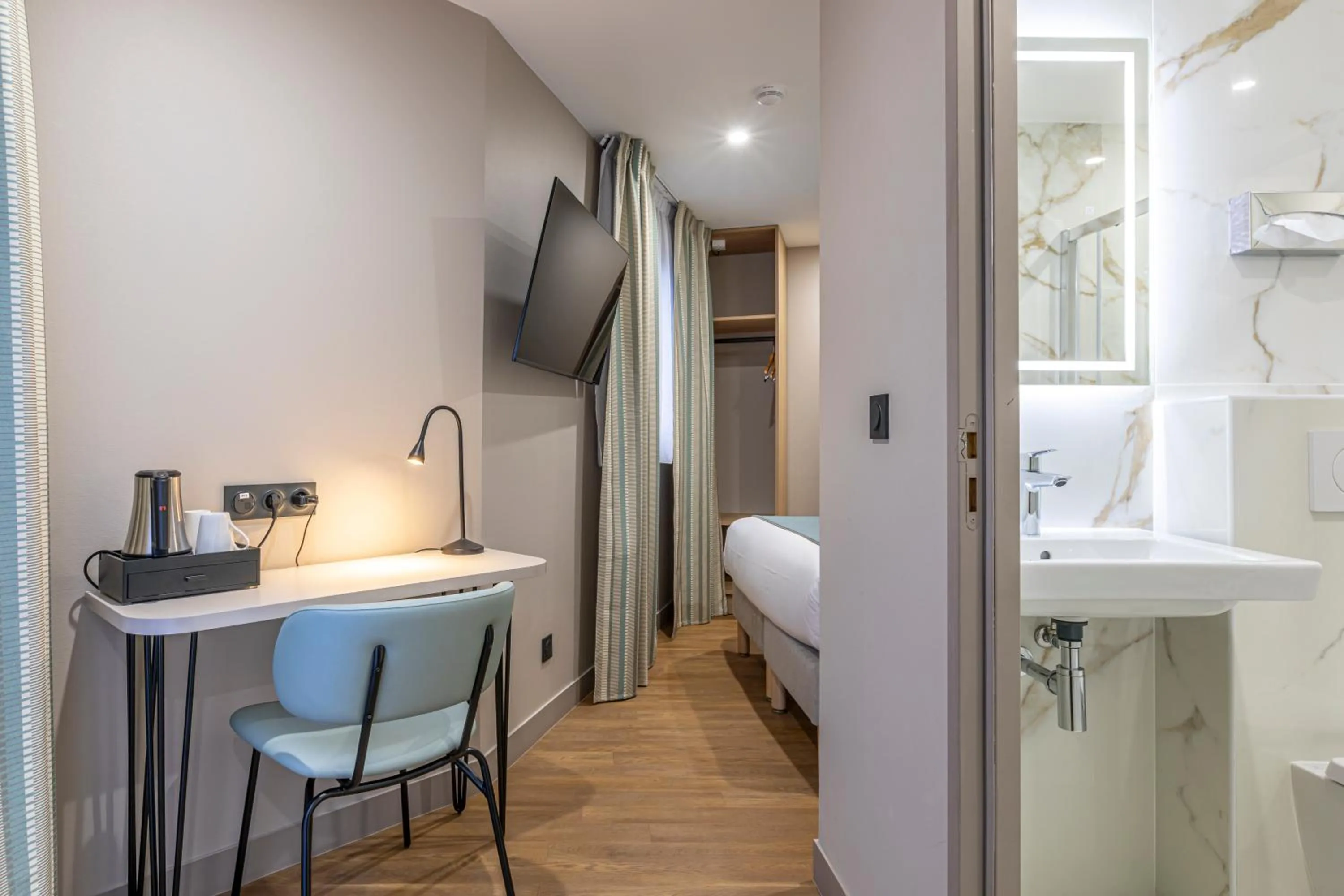 Bedroom, Bed in Hôtel Montcalm