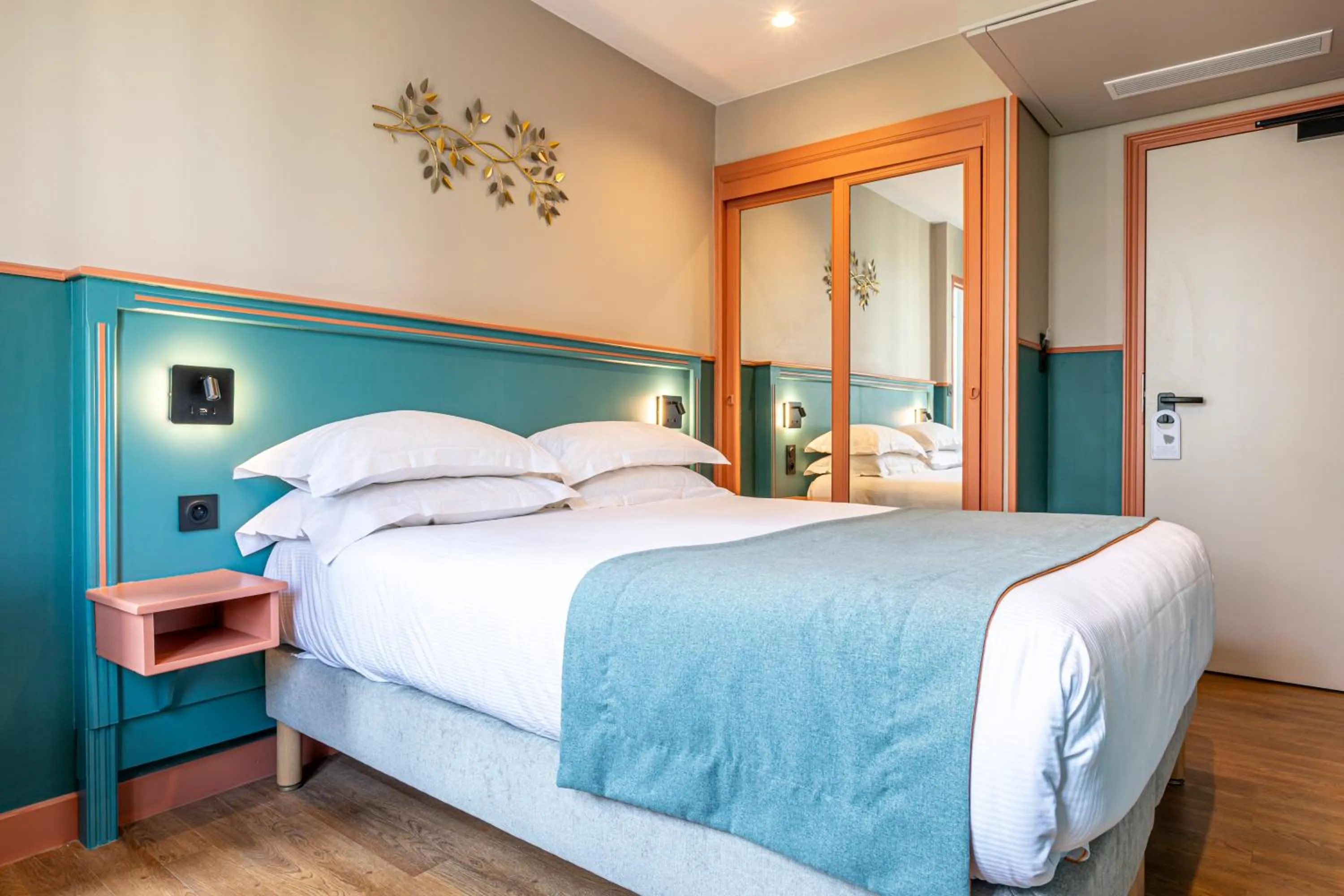 Bedroom, Bed in Hôtel Montcalm