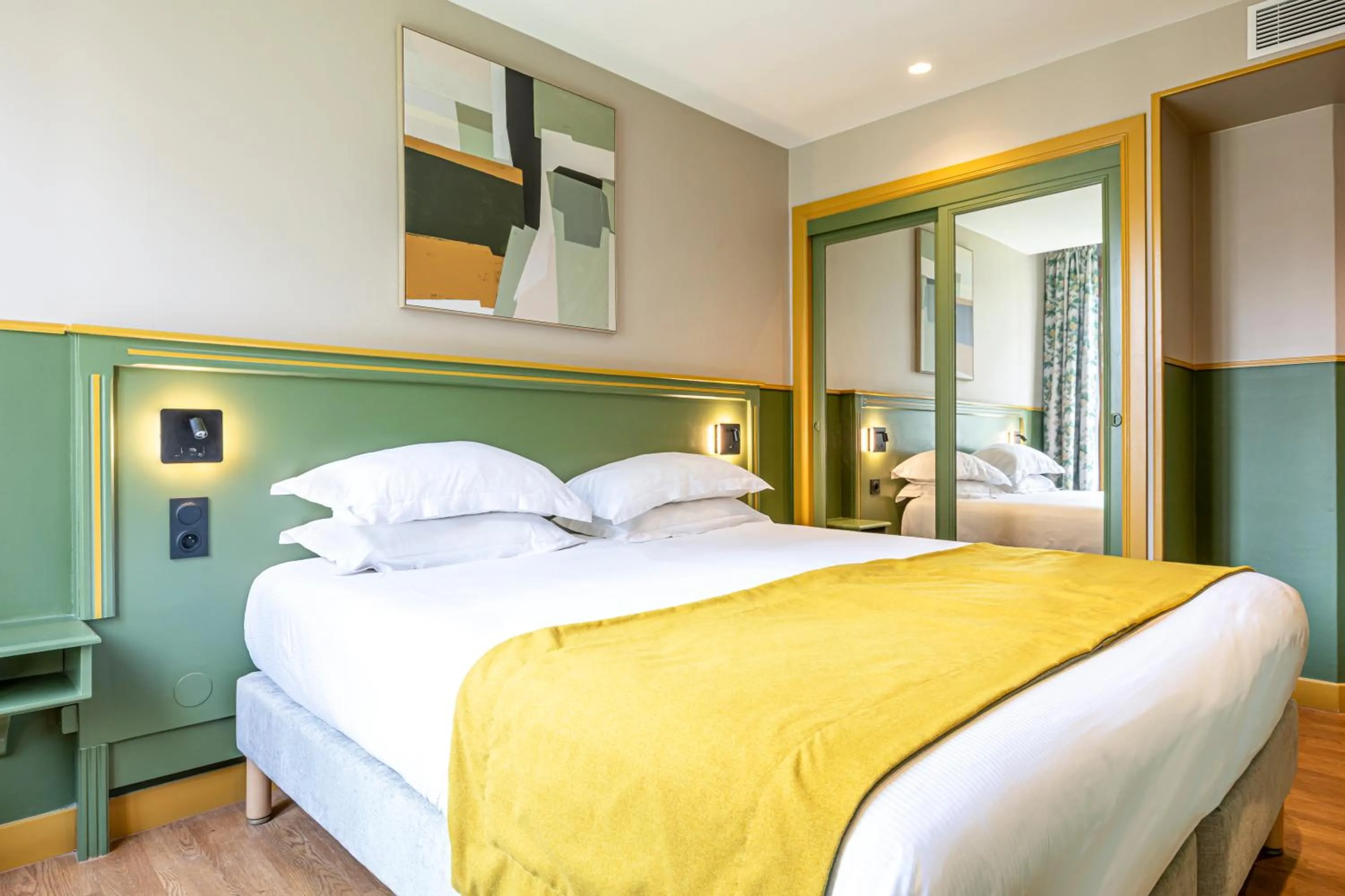 Bedroom, Bed in Hôtel Montcalm