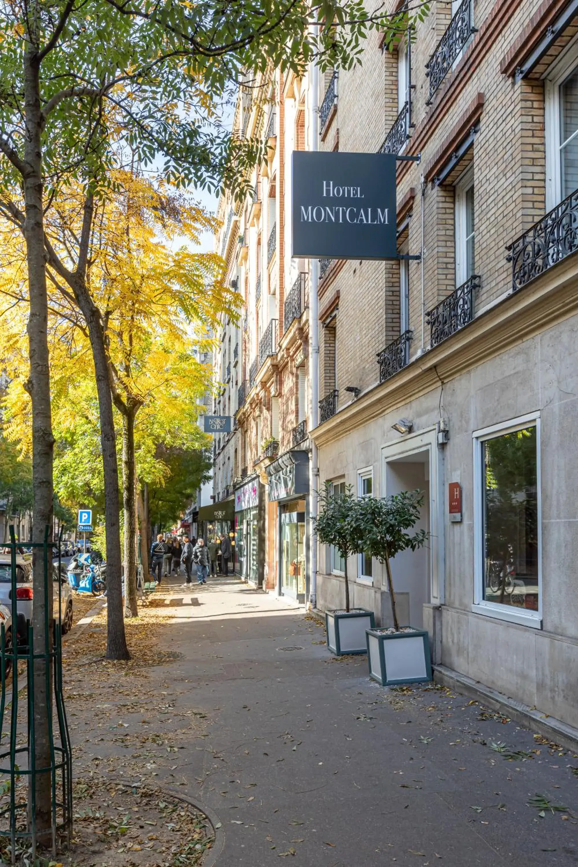 Facade/entrance in Hôtel Montcalm Facade/entrance in Hôtel Montcalm