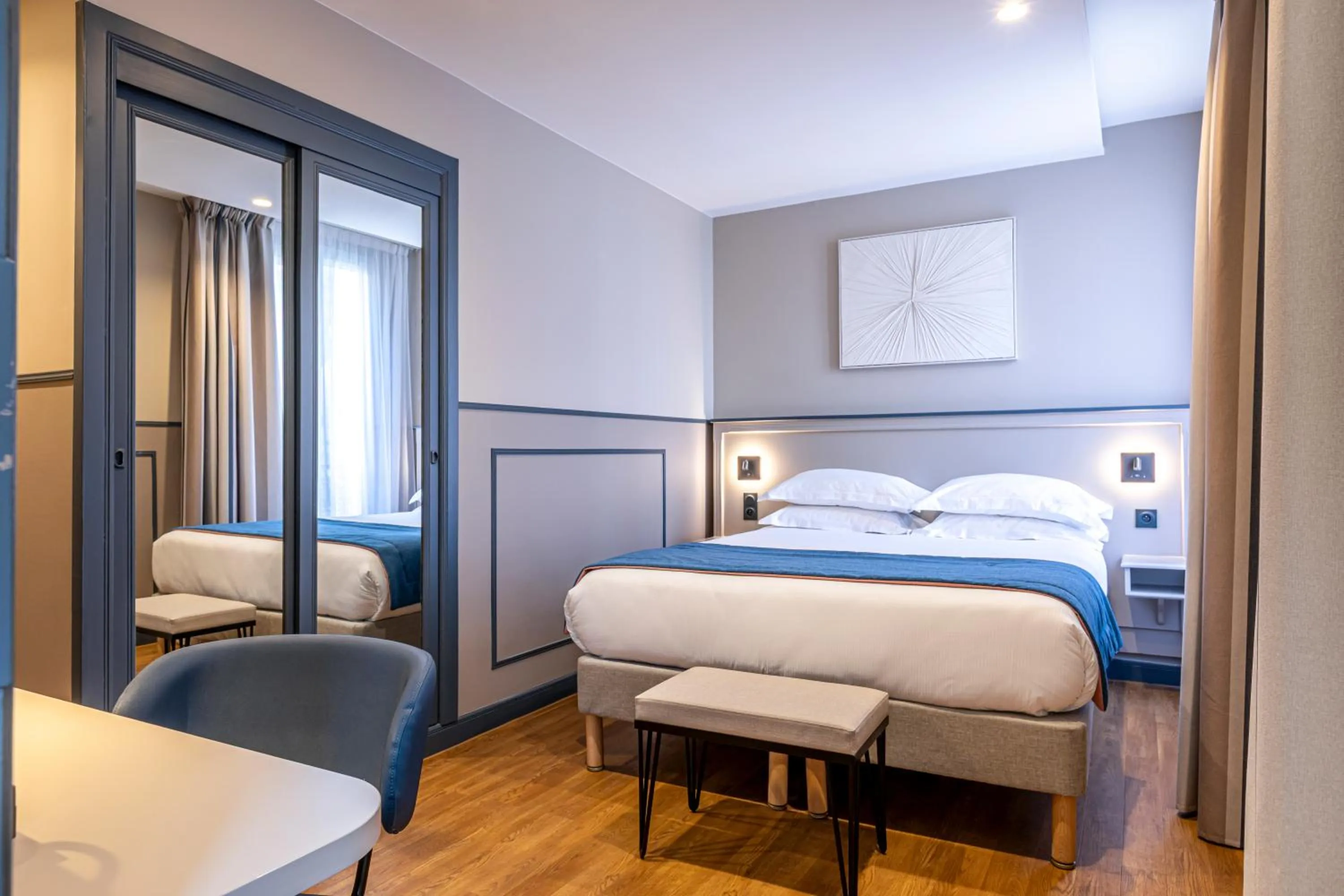 Bedroom, Bed in Hôtel Montcalm