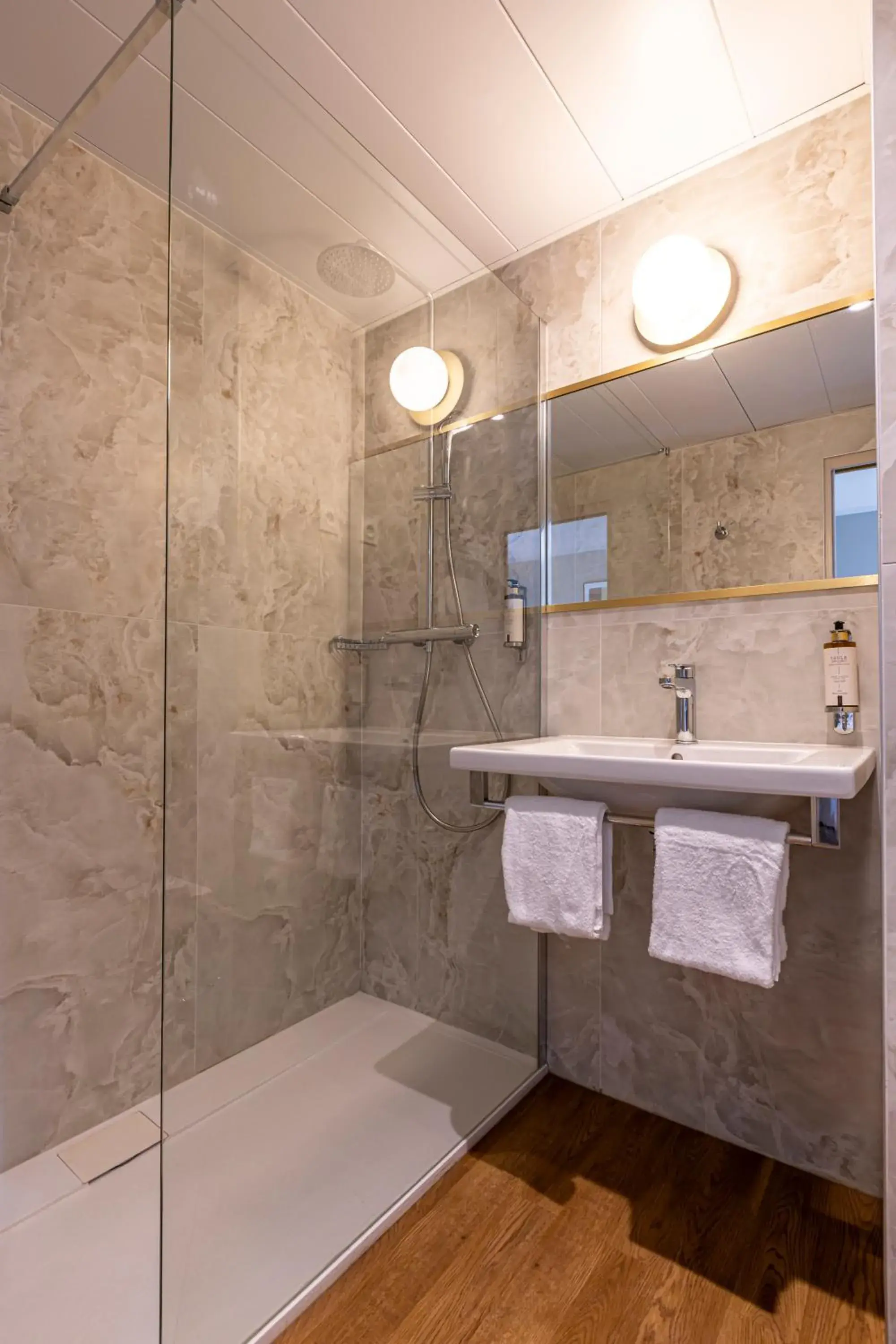 Classic Twin Room in Hôtel Montcalm Classic Twin Room in Hôtel Montcalm