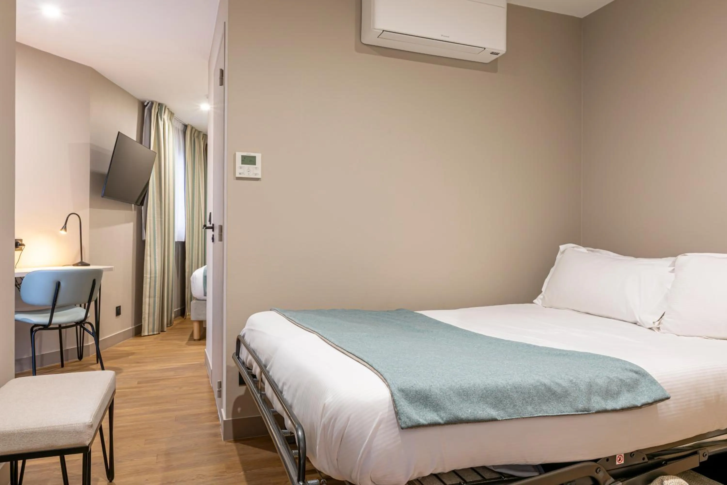 Bedroom, Bed in Hôtel Montcalm