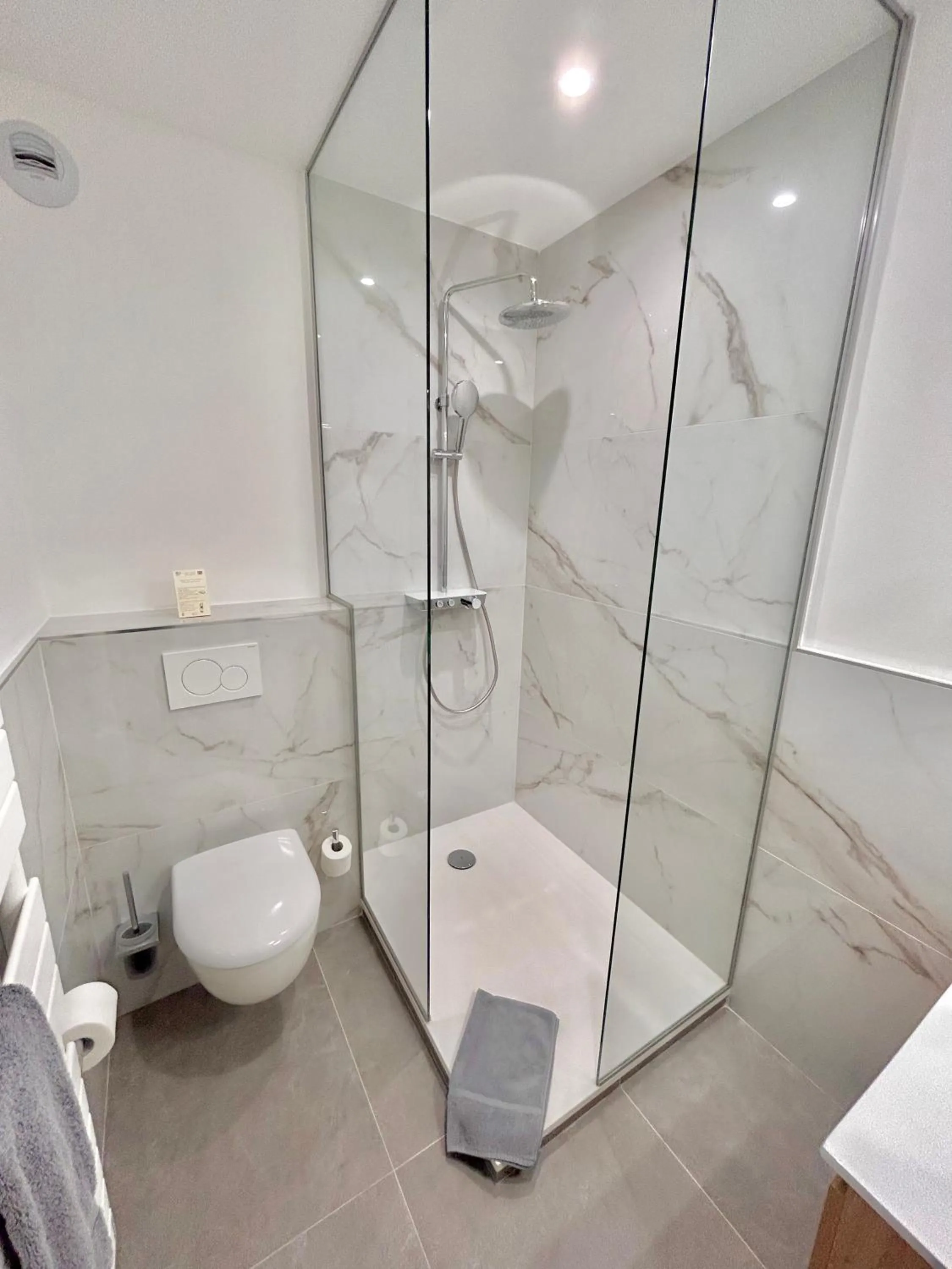 Shower in Hôtel Les Deux Coteaux