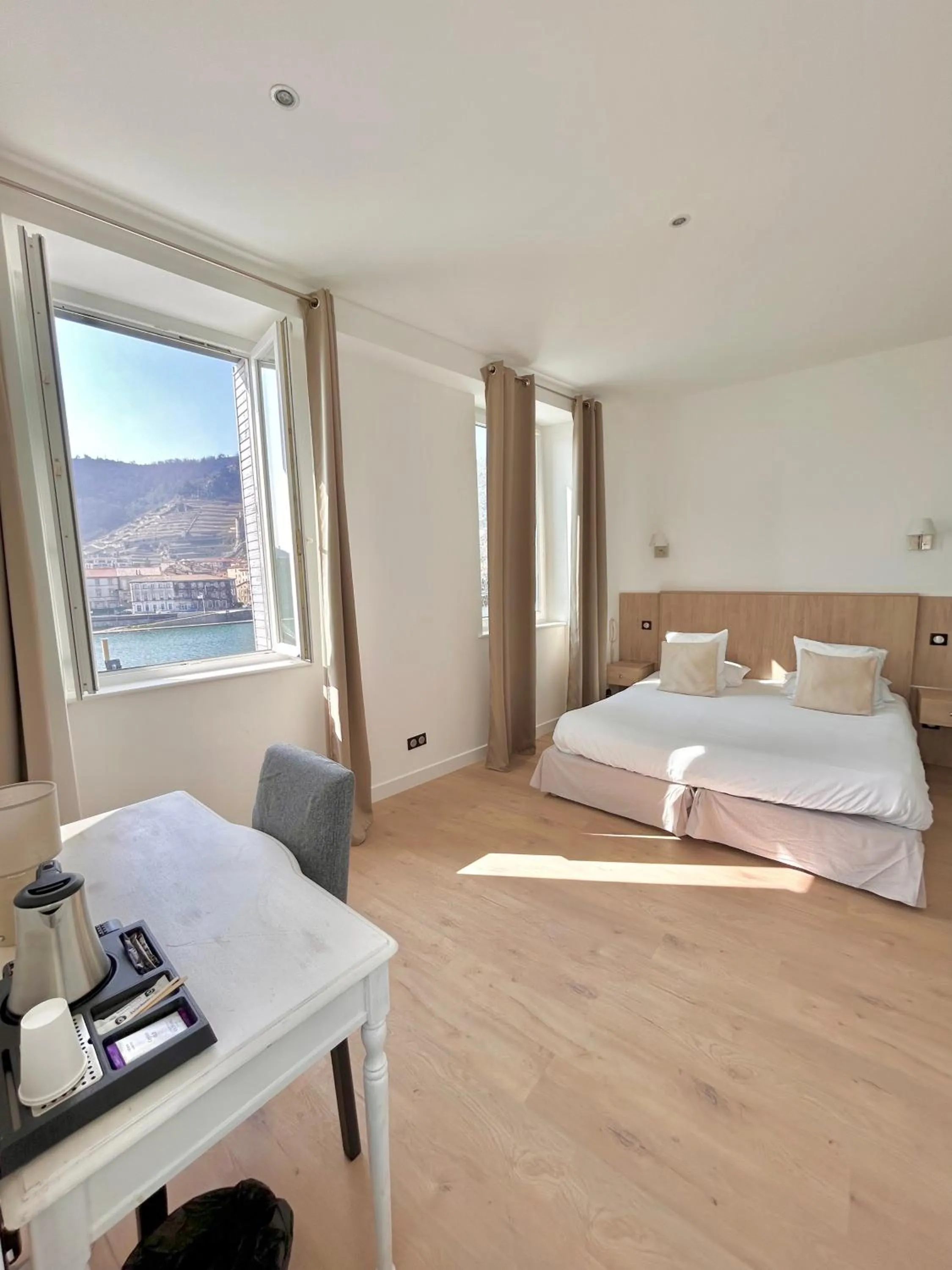 Bed in Hôtel Les Deux Coteaux