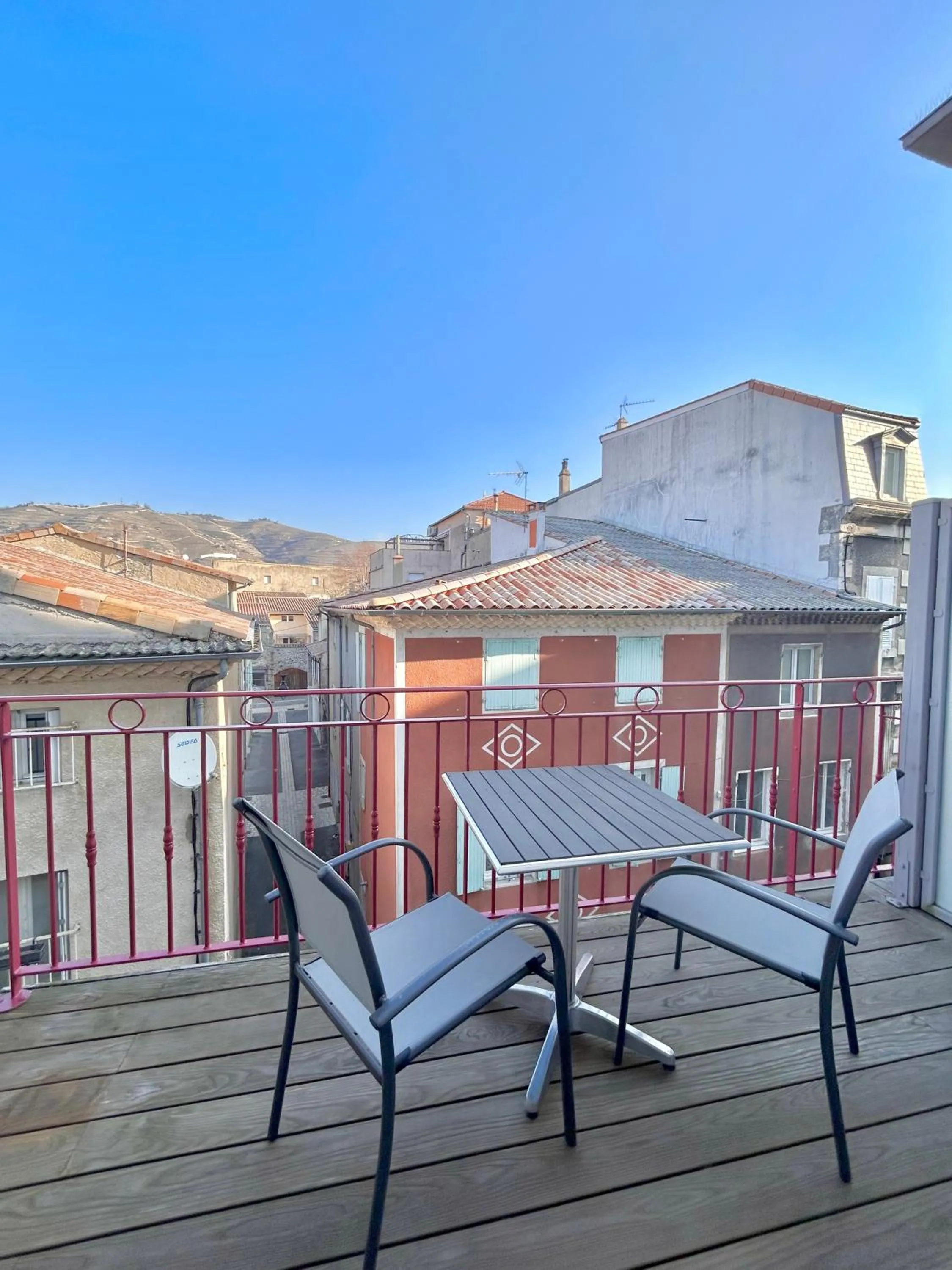 Patio in Hôtel Les Deux Coteaux