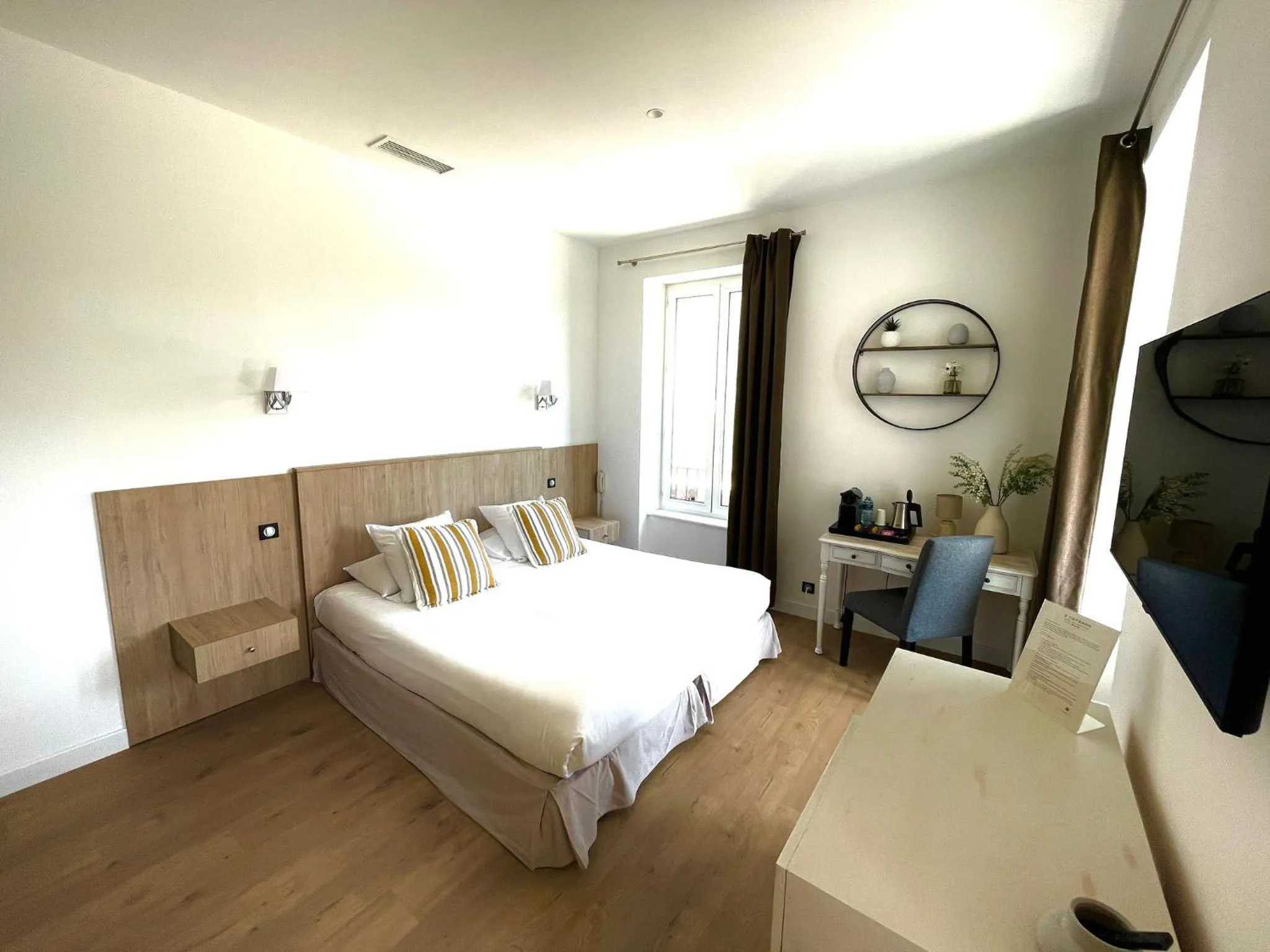 Bed in Hôtel Les Deux Coteaux