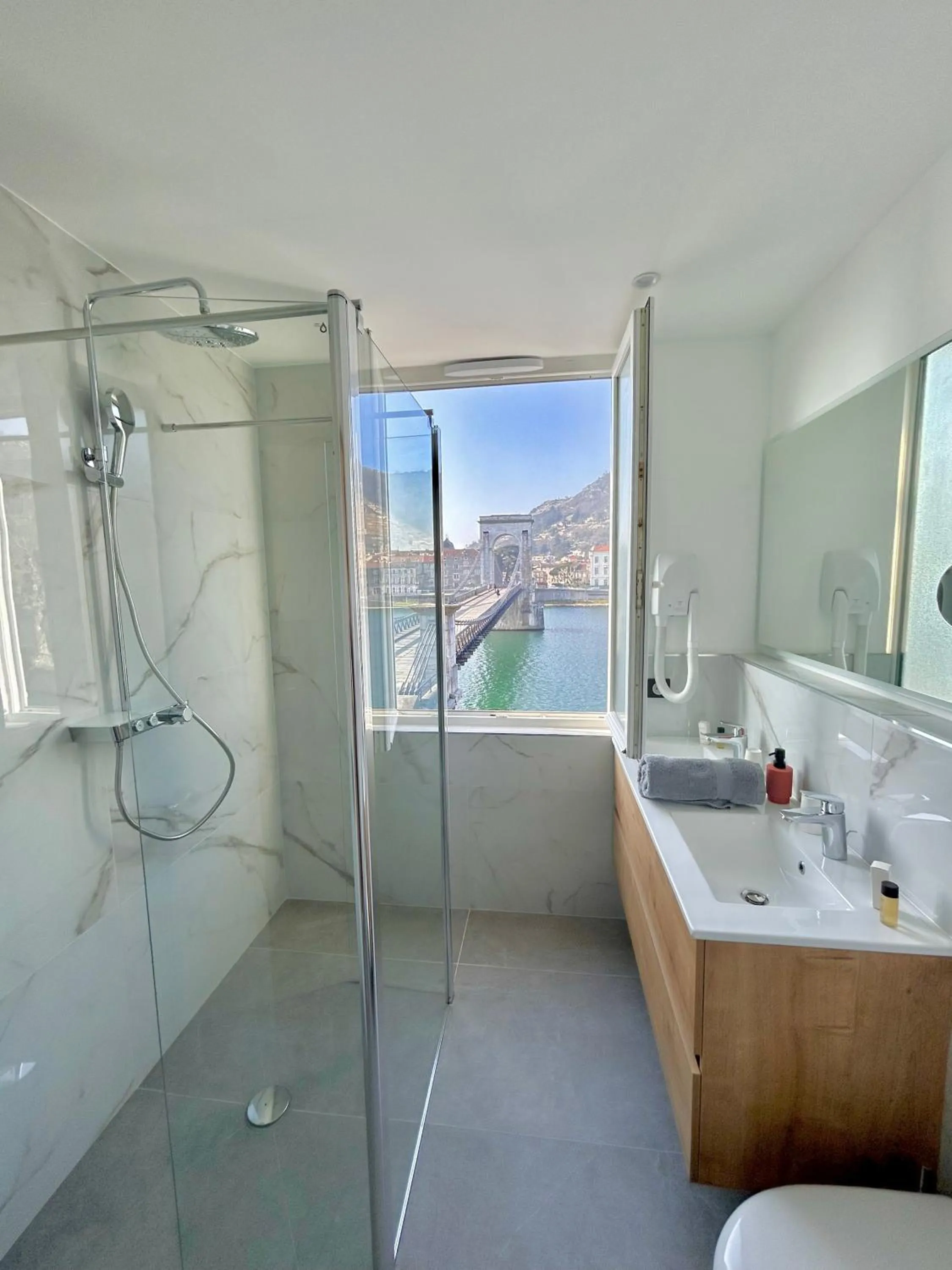 Bathroom in Hôtel Les Deux Coteaux