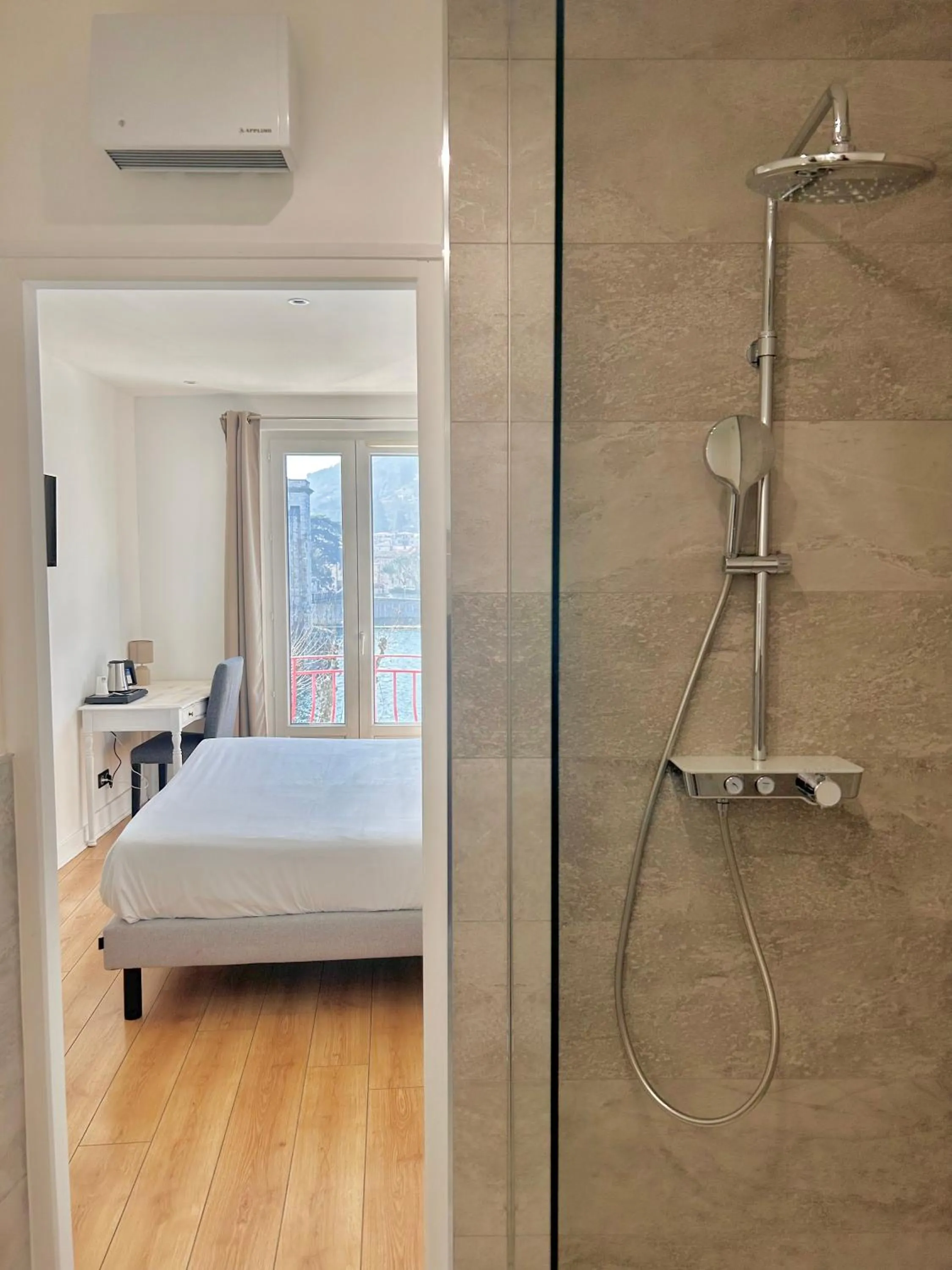 Shower, Bed in Hôtel Les Deux Coteaux