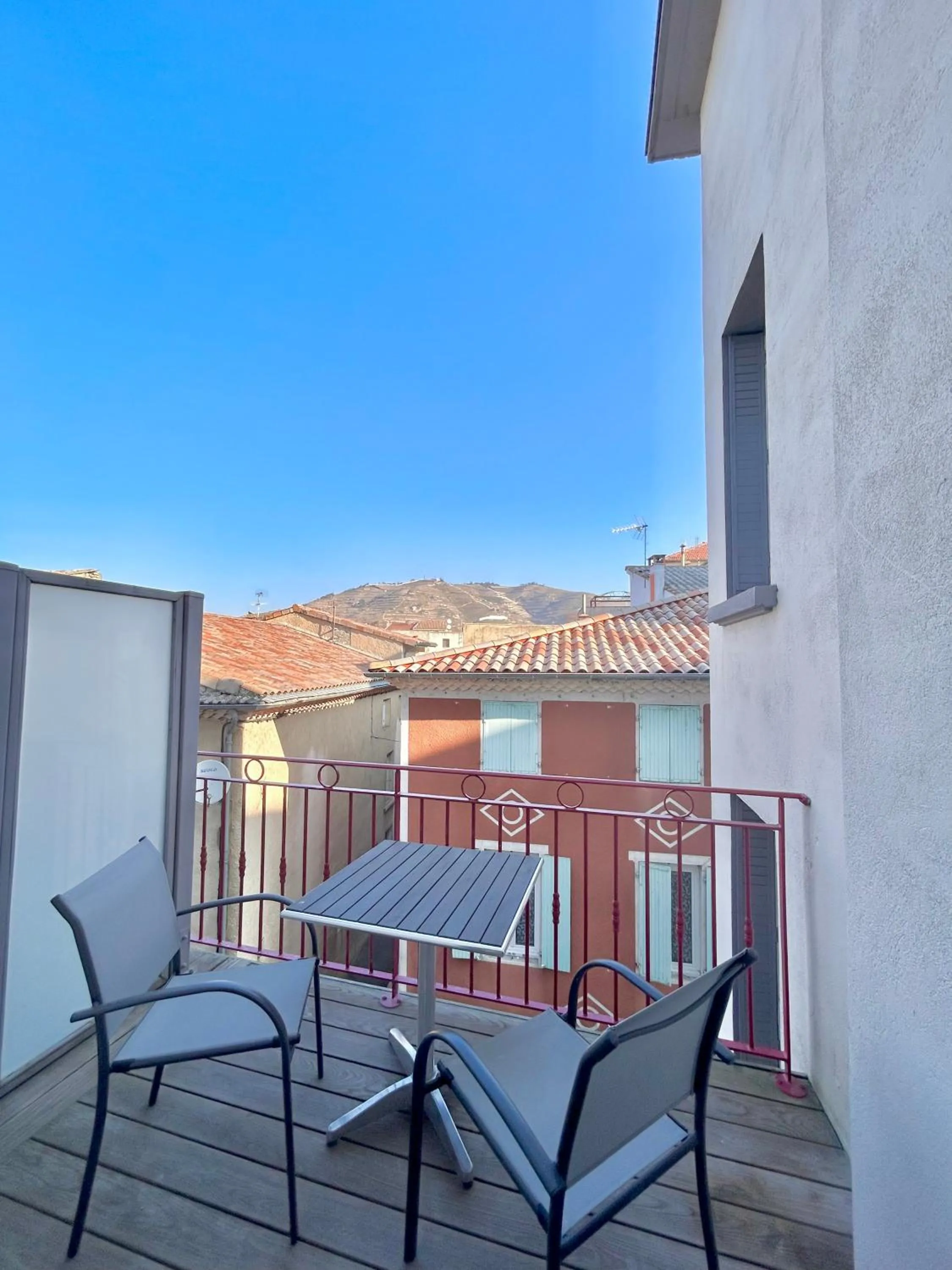 Patio in Hôtel Les Deux Coteaux