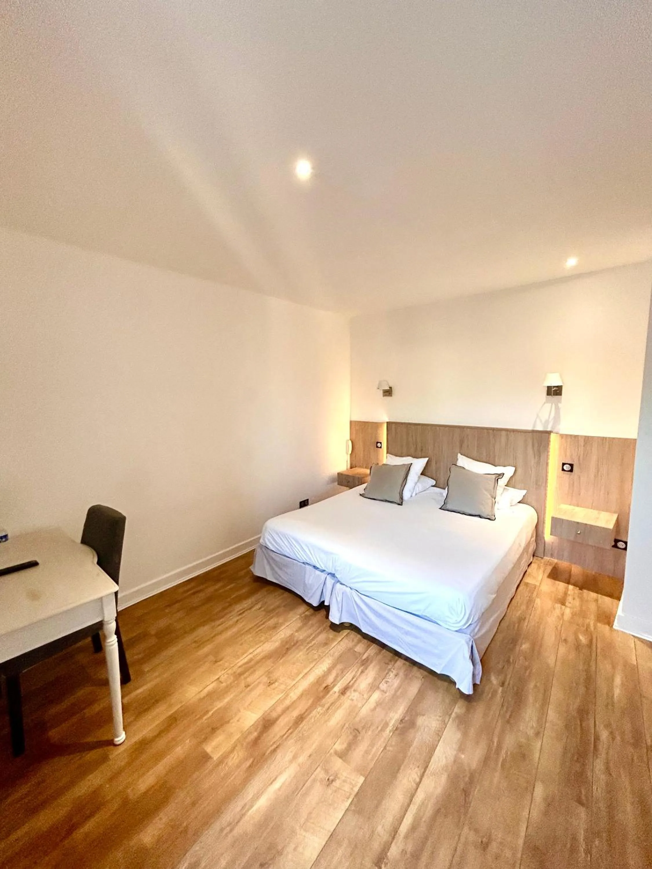 Photo of the whole room, Bed in Hôtel Les Deux Coteaux