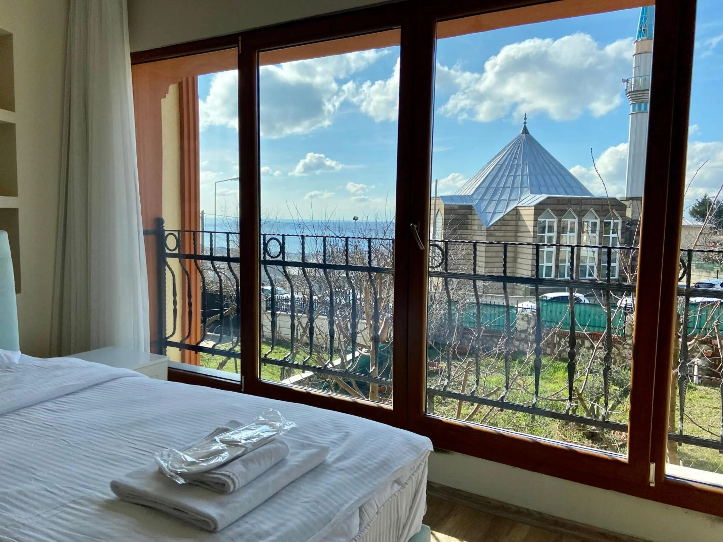 Inner courtyard view, Bed in Doğa Villa Guest House