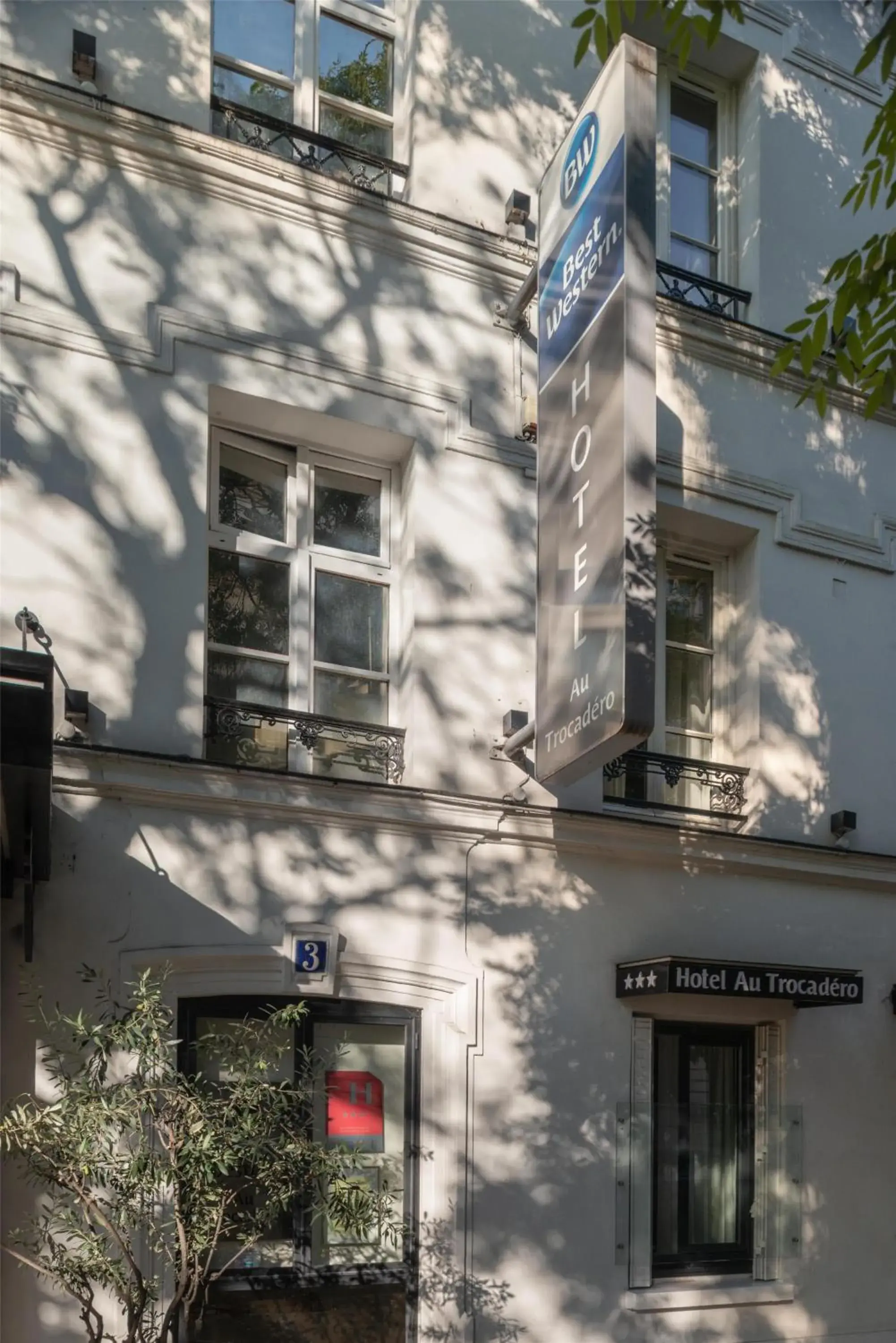 Property building in Best Western Au Trocadéro Property building in Best Western Au Trocadéro