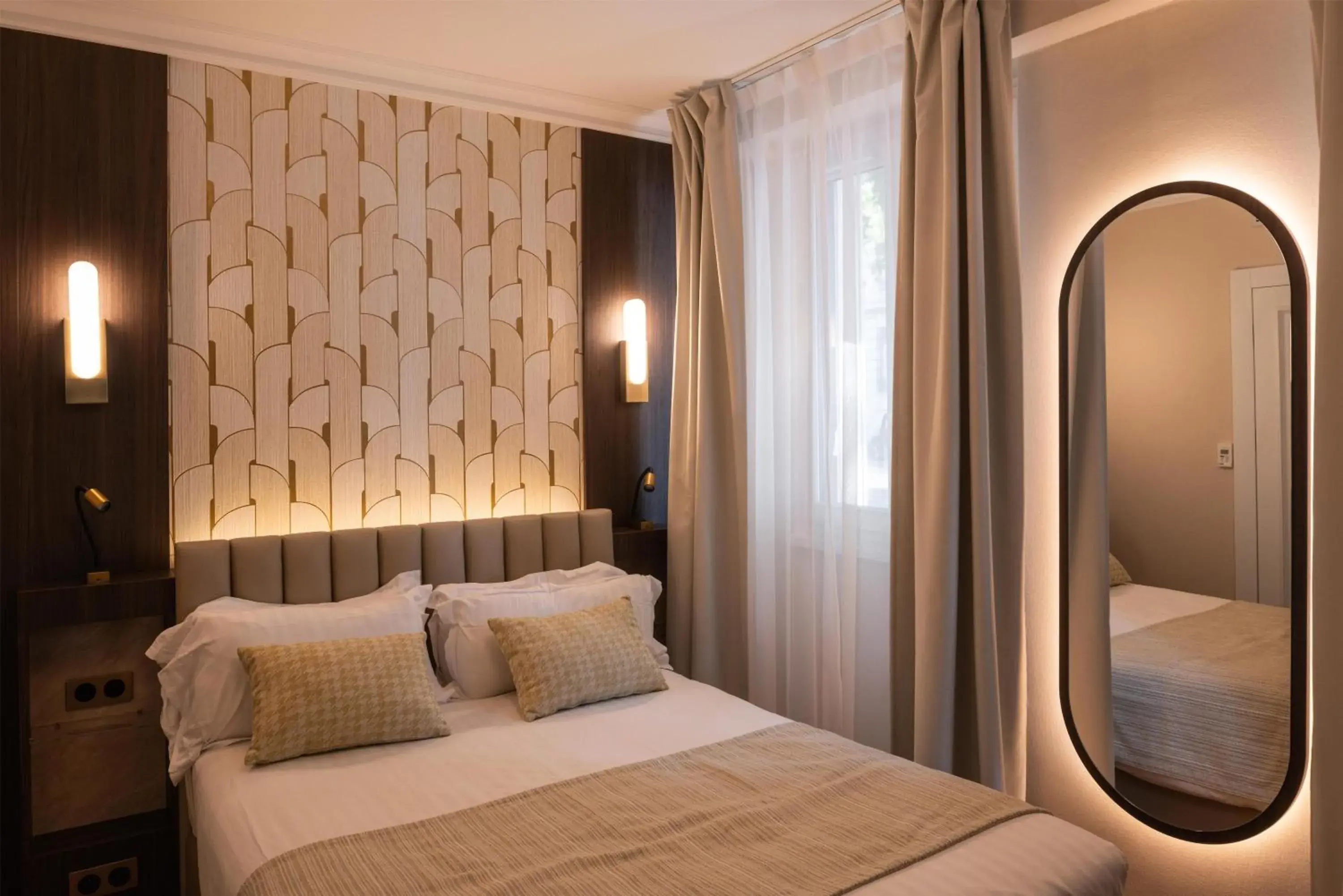 Comfort Double Room - Disability Access/Non-Smoking in Best Western Au Trocadéro Comfort Double Room - Disability Access/Non-Smoking in Best Western Au Trocadéro