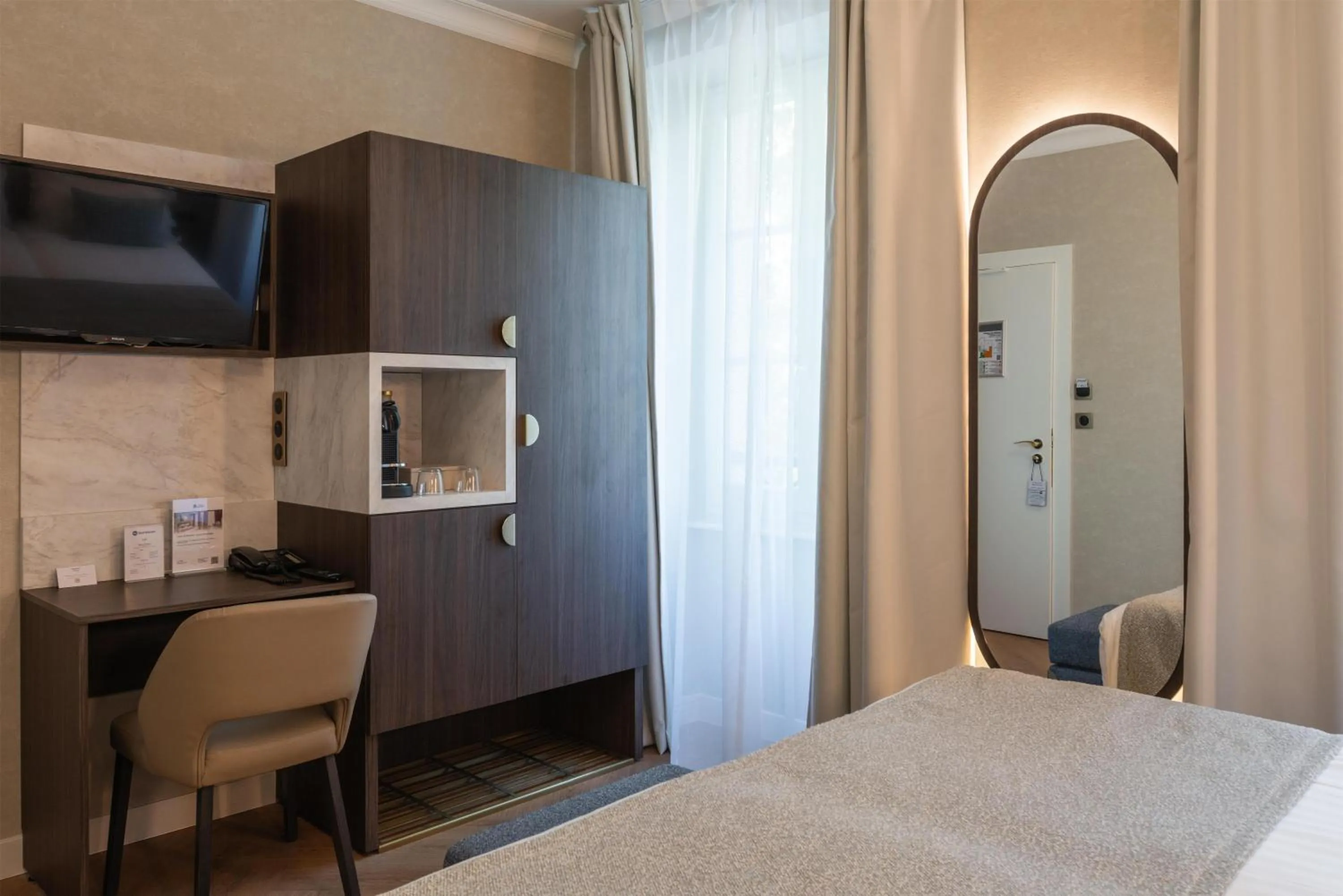 Photo of the whole room, Bed in Best Western Au Trocadéro