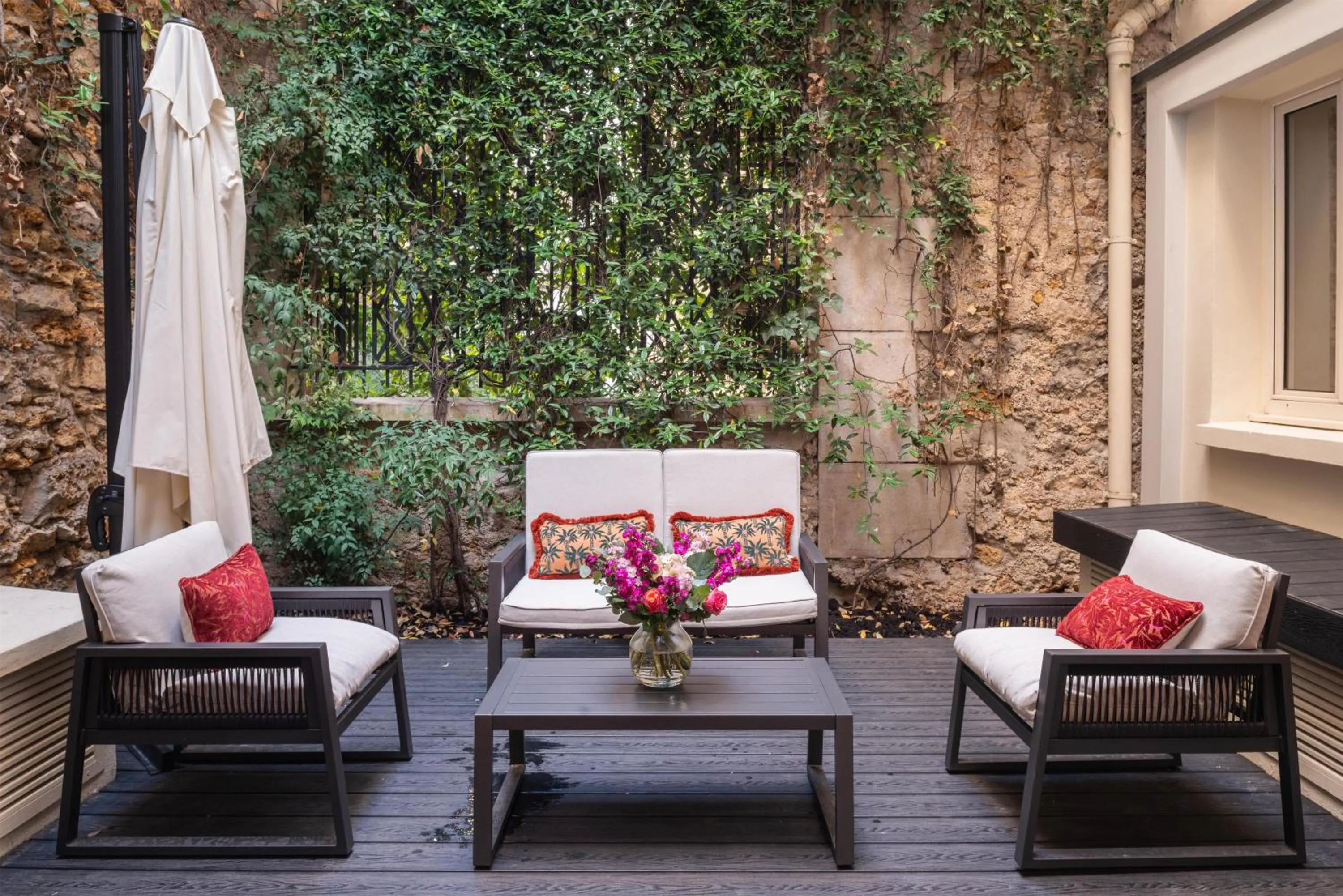 Property building in Best Western Au Trocadéro