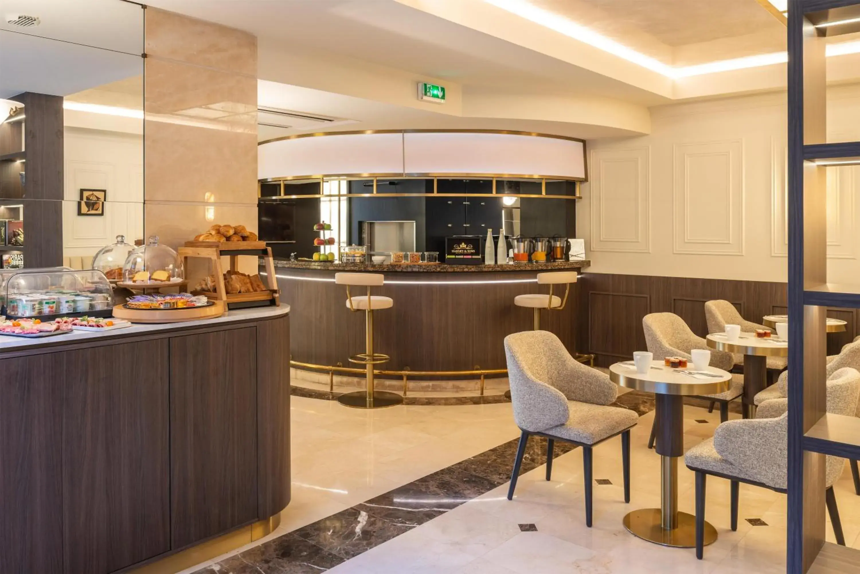 Lounge or bar in Best Western Au Trocadéro Lounge or bar in Best Western Au Trocadéro