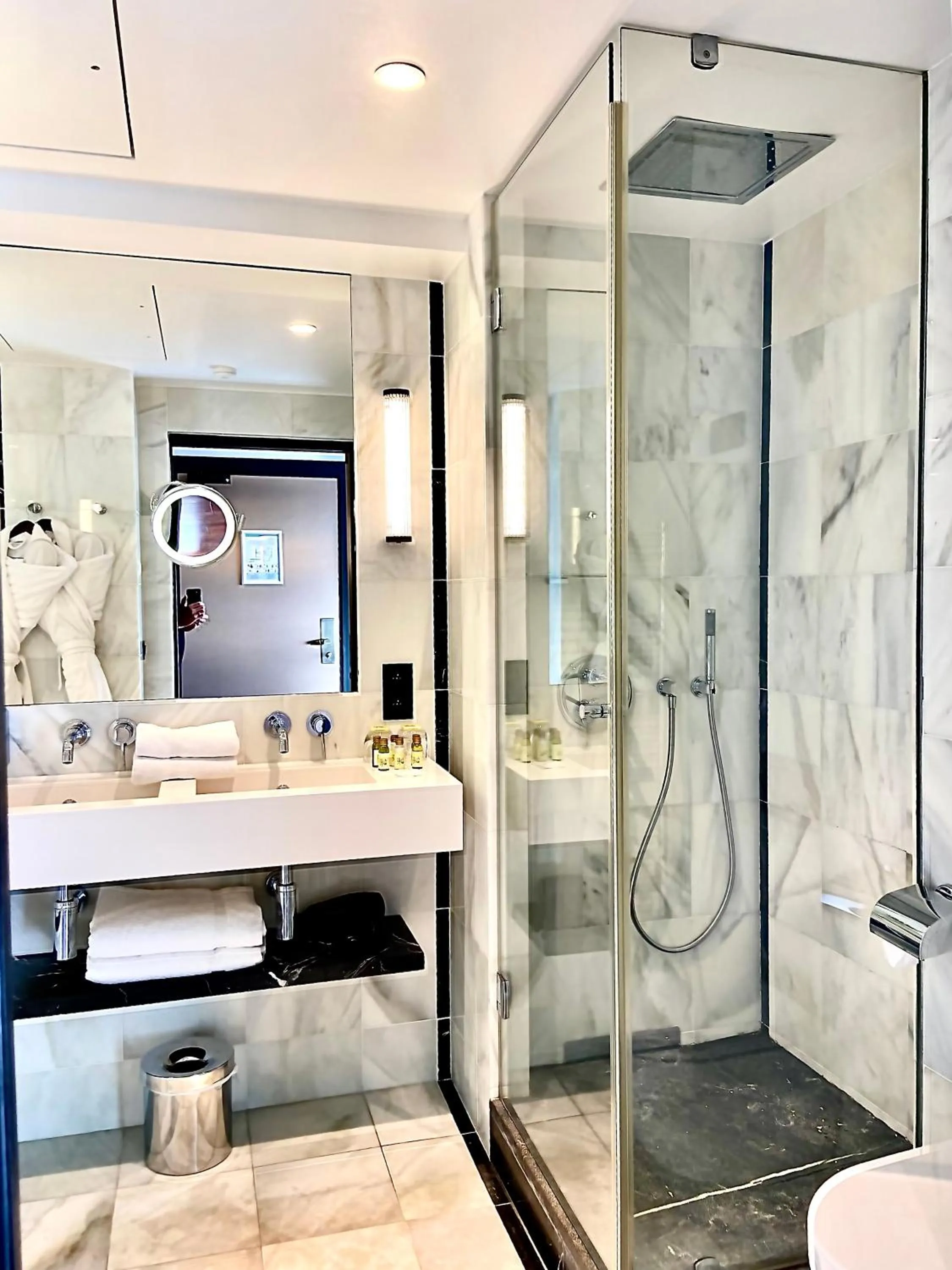 Shower in Hôtel Cannes Centre Univers