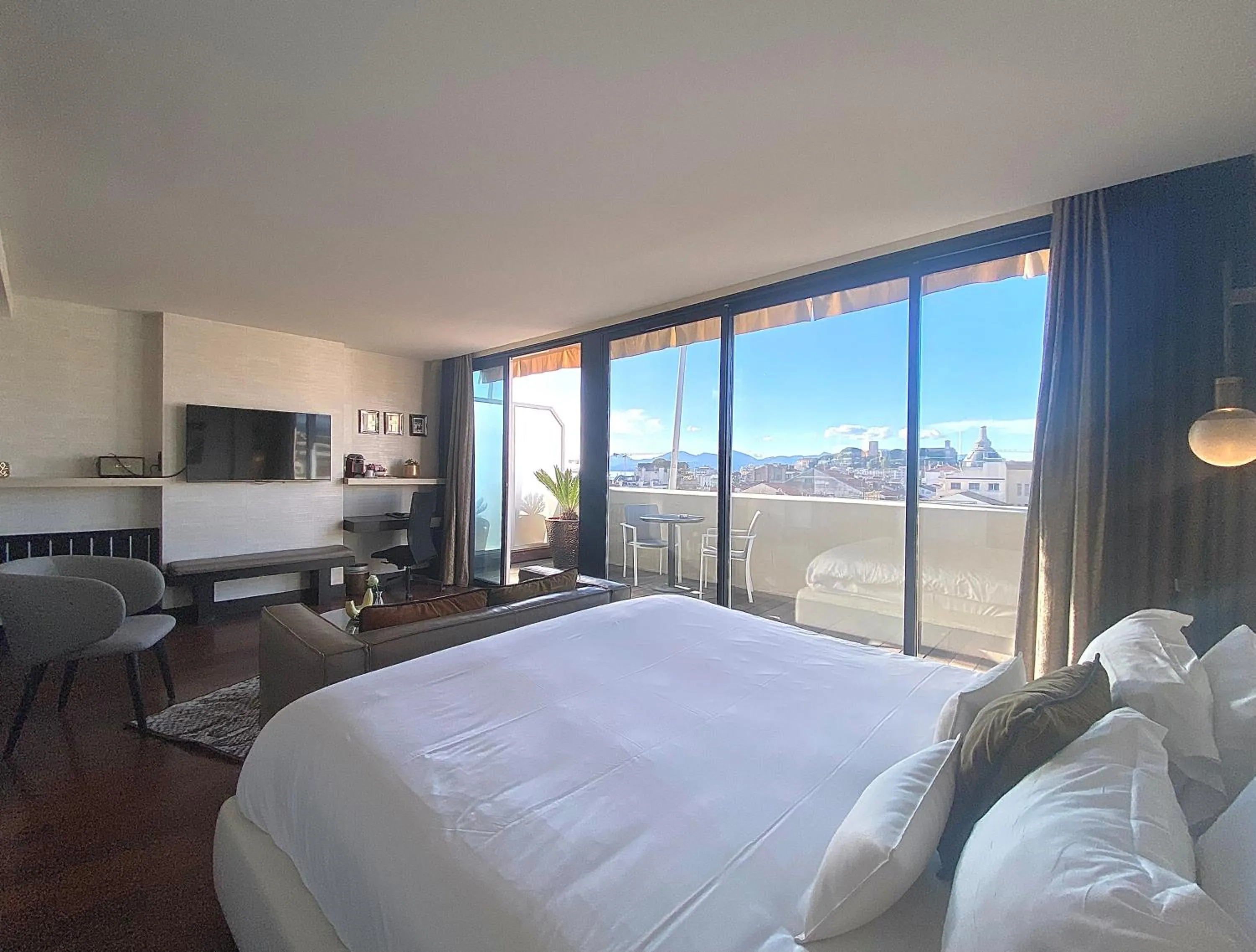 Property building, Bed in Hôtel Cannes Centre Univers