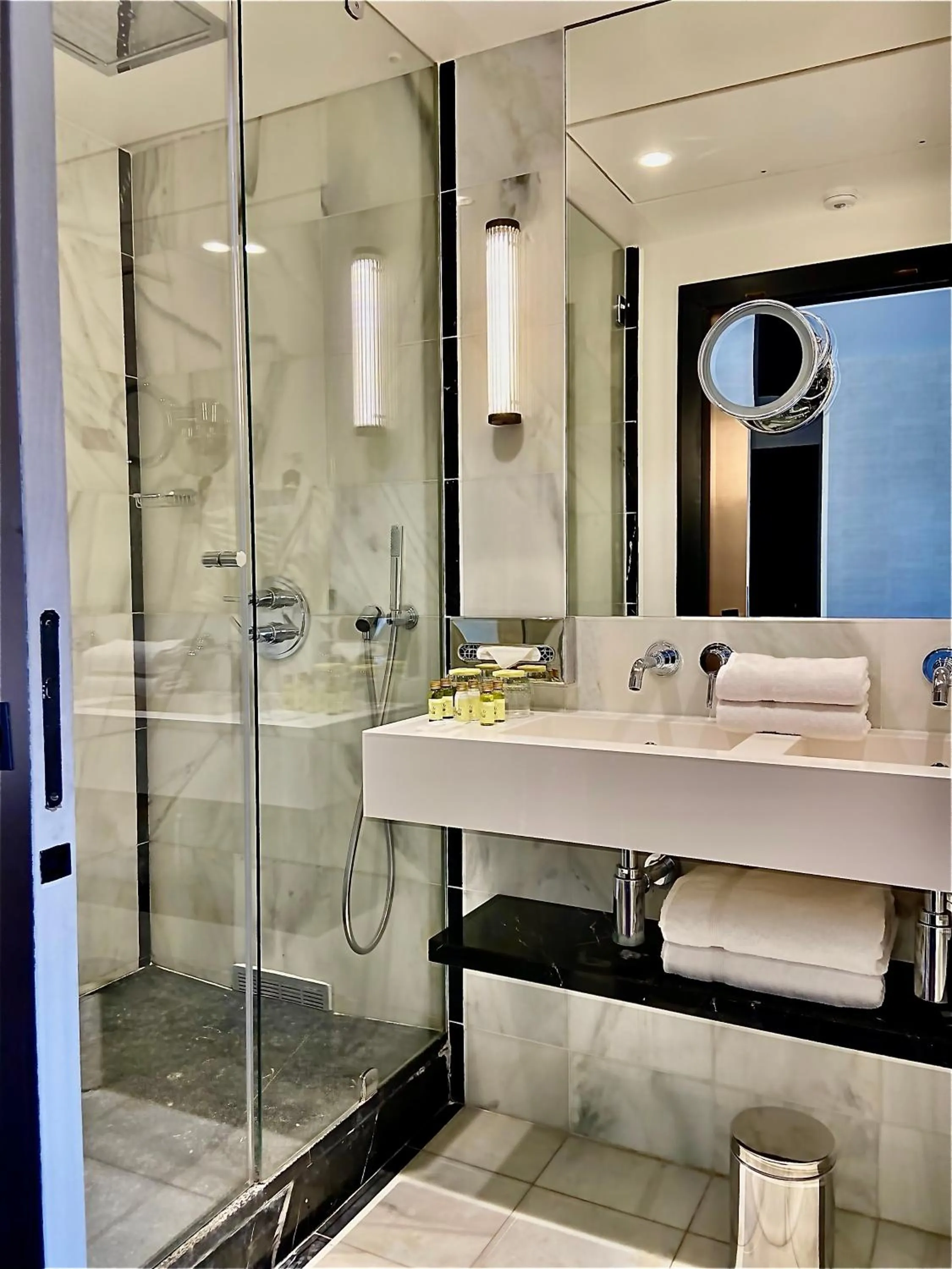 Shower in Hôtel Cannes Centre Univers