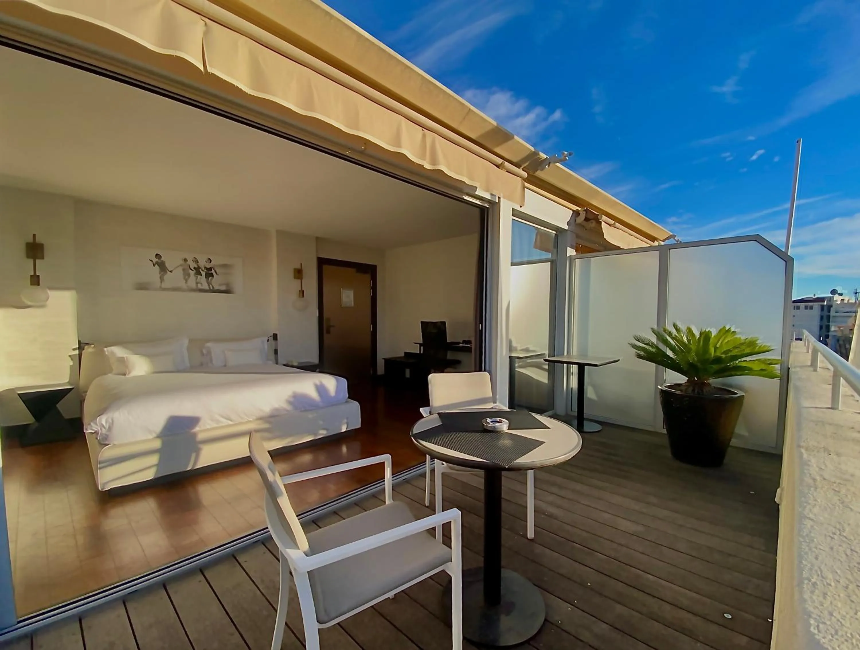 Property building, Bed in Hôtel Cannes Centre Univers