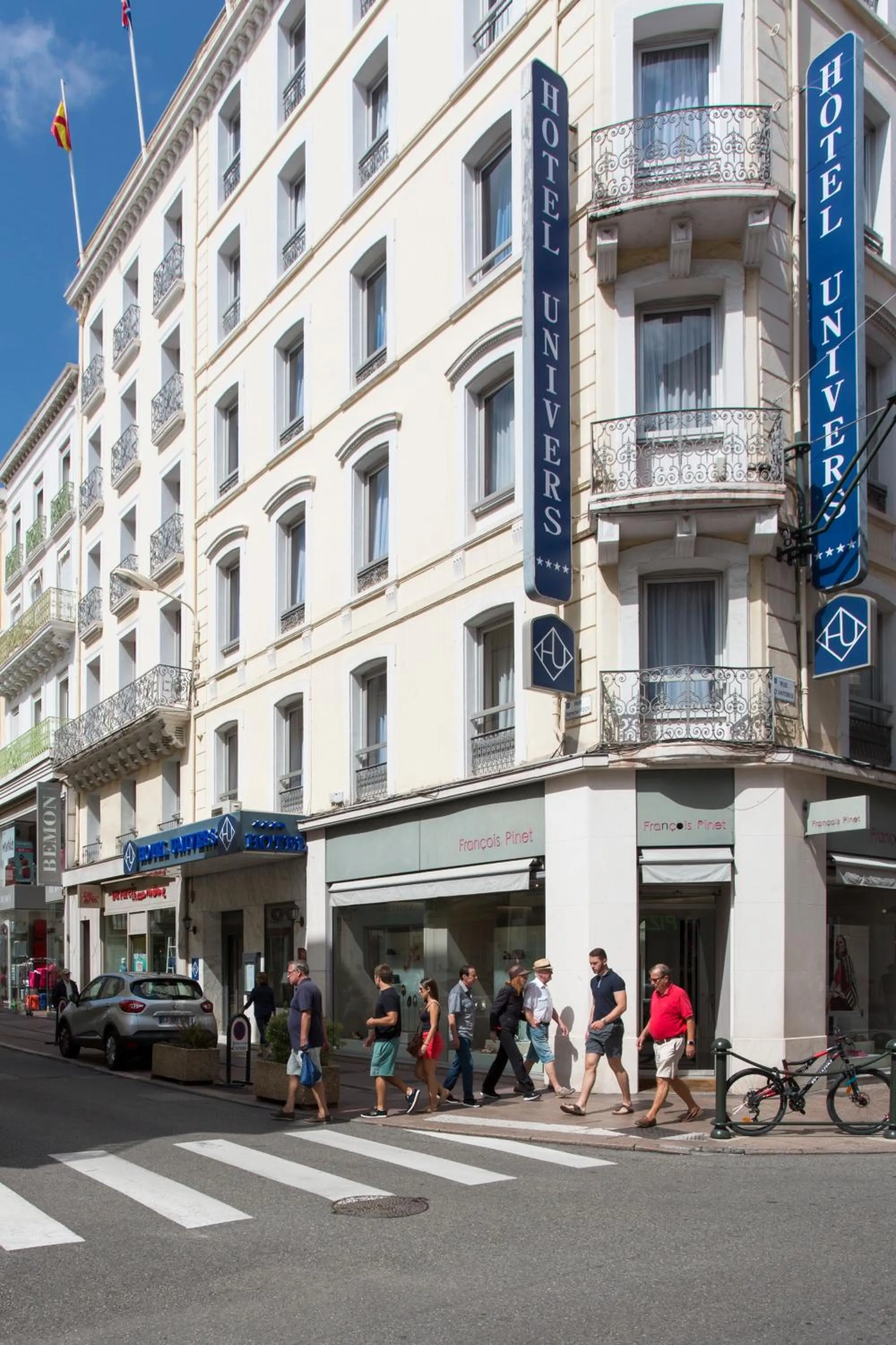 Property building in Hôtel Cannes Centre Univers