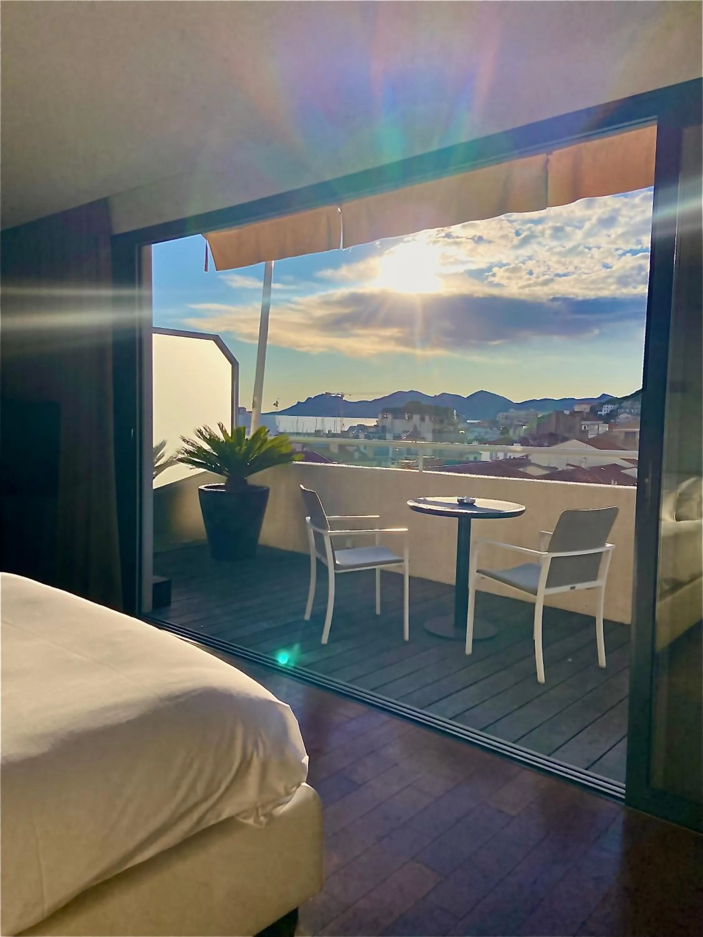 Property building, Bed in Hôtel Cannes Centre Univers