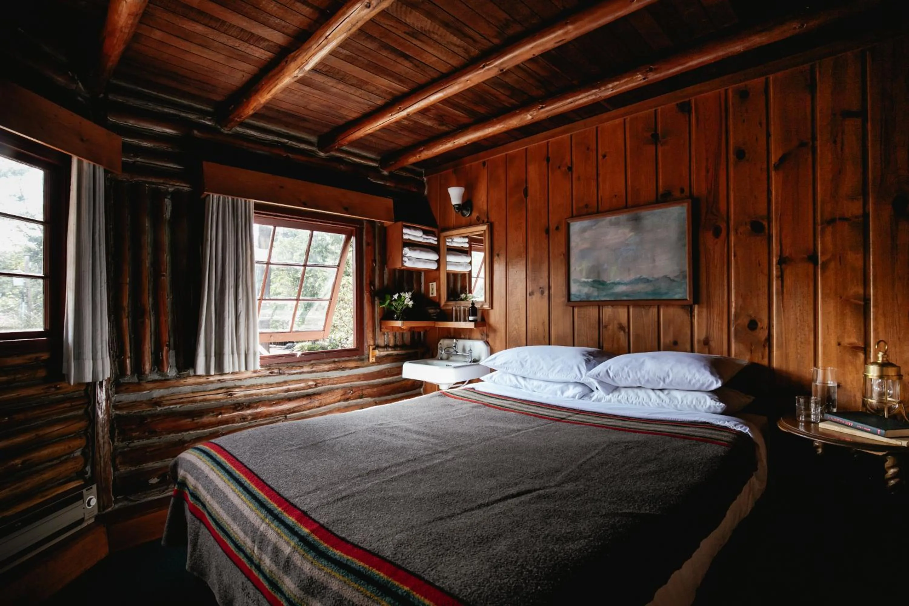 Photo of the whole room, Bed in Captain Whidbey