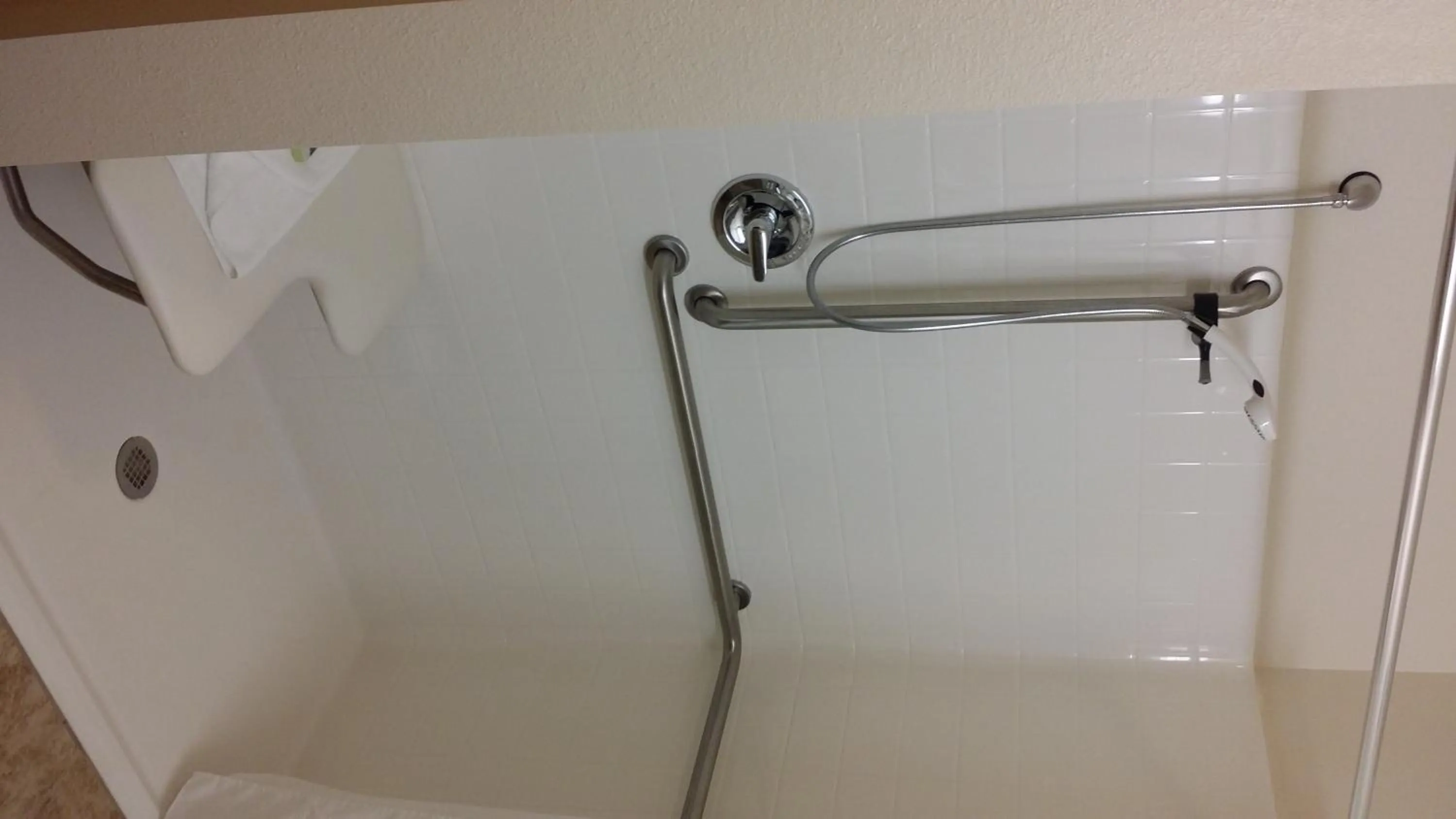 Shower in American Inn & Suites