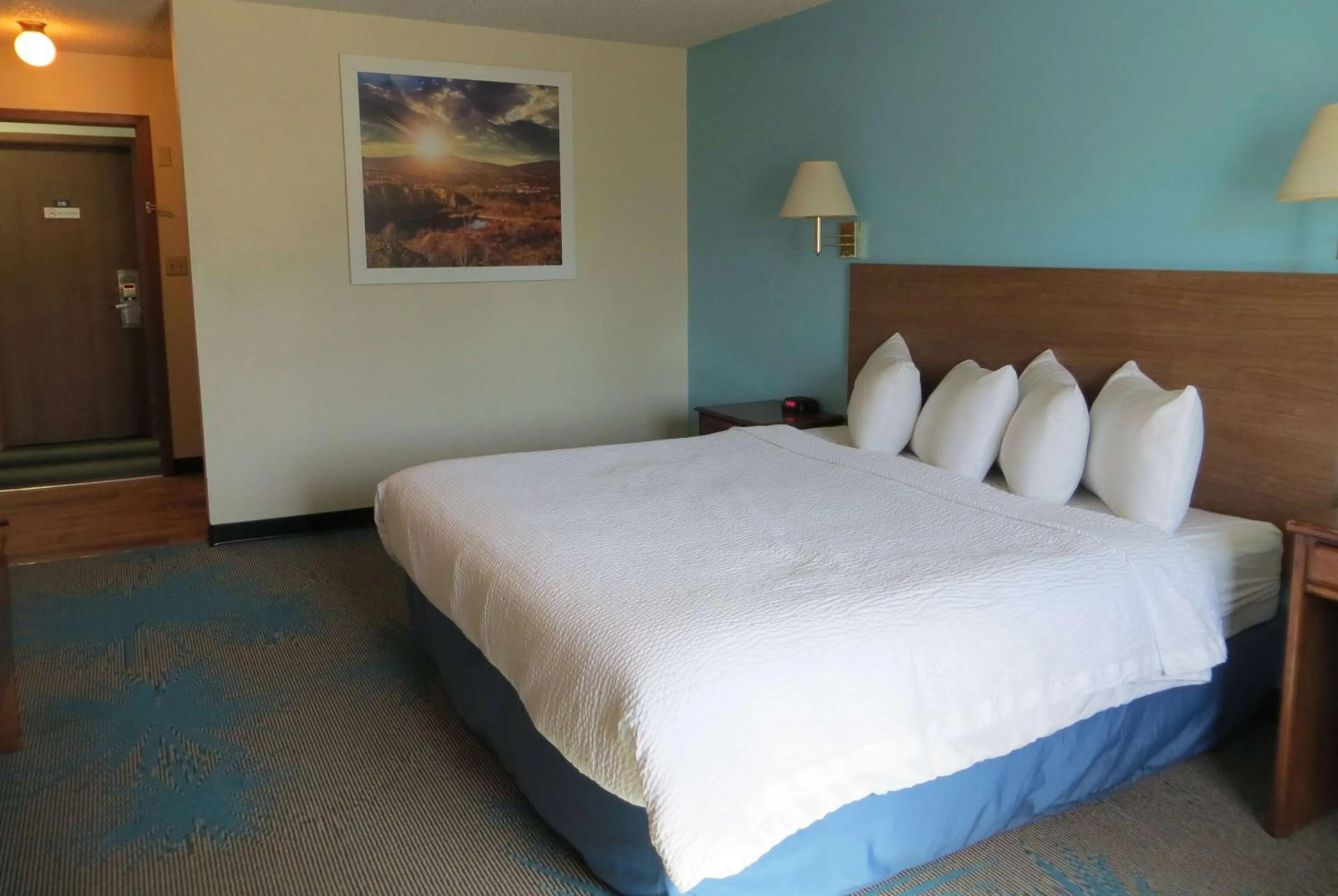 Photo of the whole room, Bed in Days Inn by Wyndham Alamosa