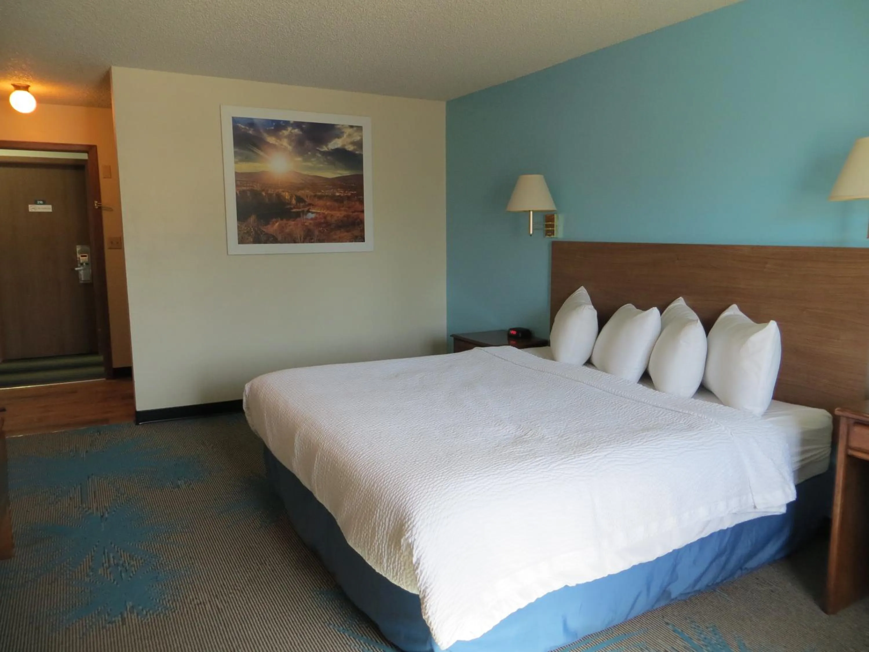 Photo of the whole room, Bed in Days Inn by Wyndham Alamosa