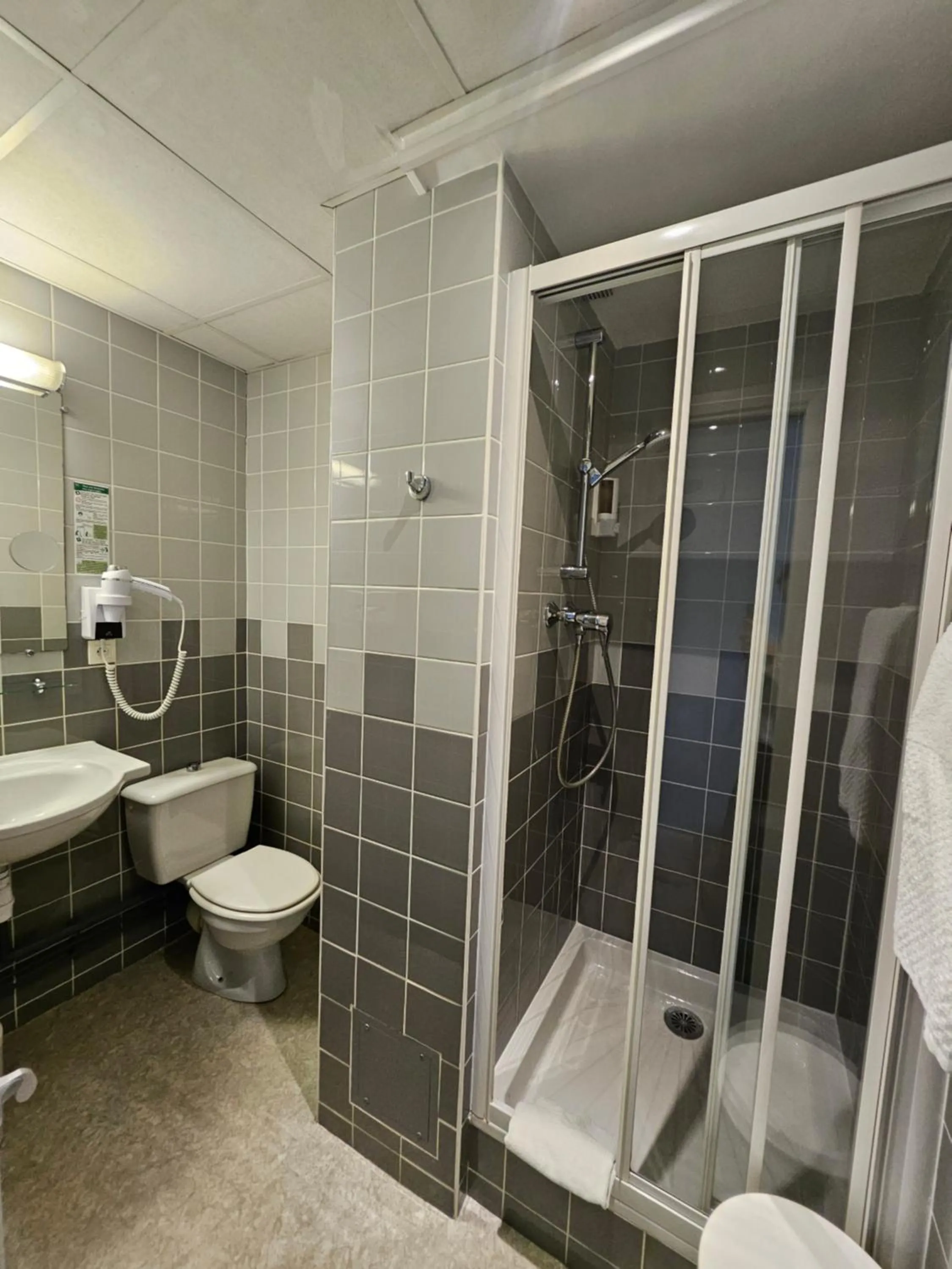 Shower in Hôtel de Champagne