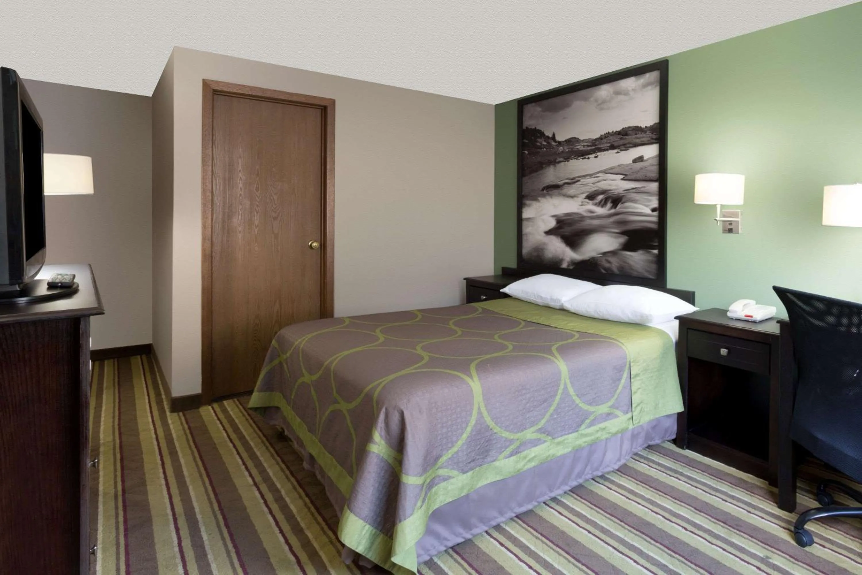 Photo of the whole room, Bed in Super 8 by Wyndham Green River