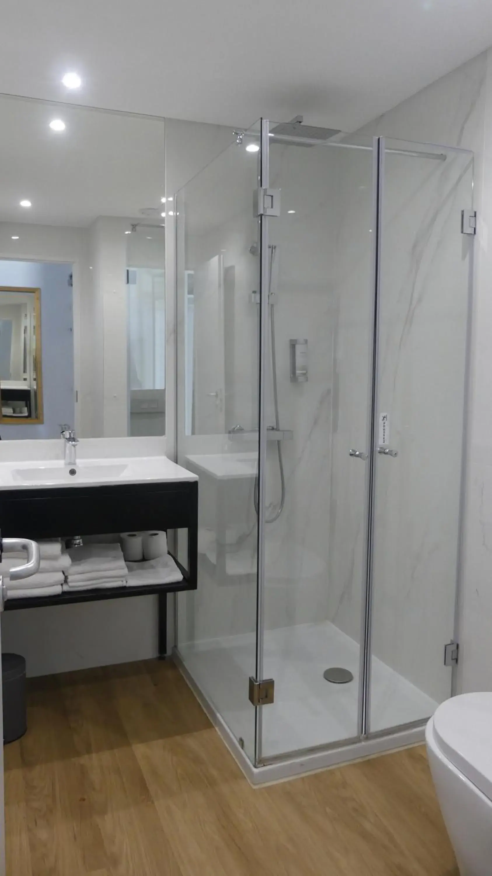 Bathroom in Hotel Abbaye du Golf de Lésigny Bathroom in Hotel Abbaye du Golf de Lésigny