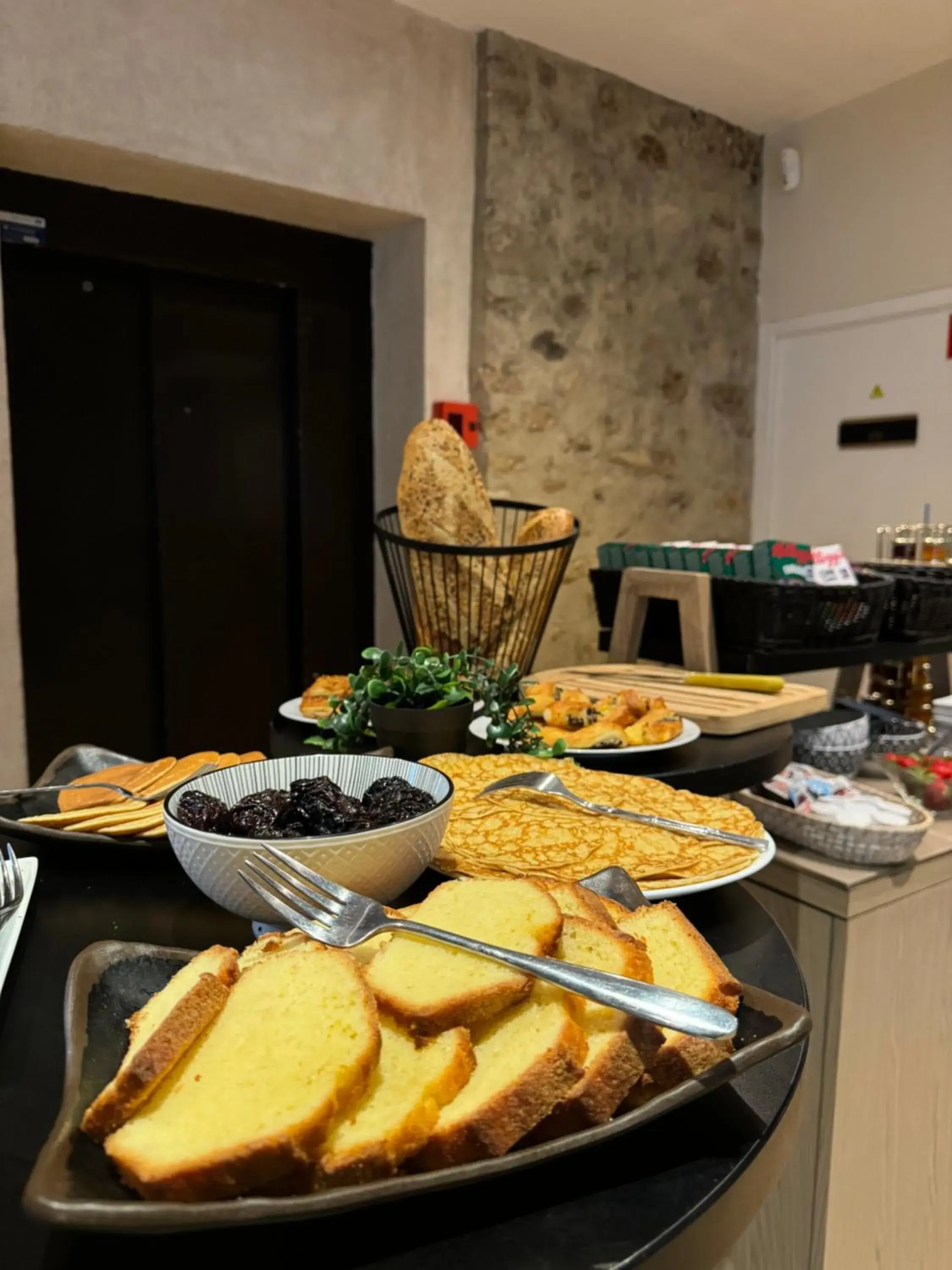 Breakfast in Hotel Abbaye du Golf de Lésigny Breakfast in Hotel Abbaye du Golf de Lésigny