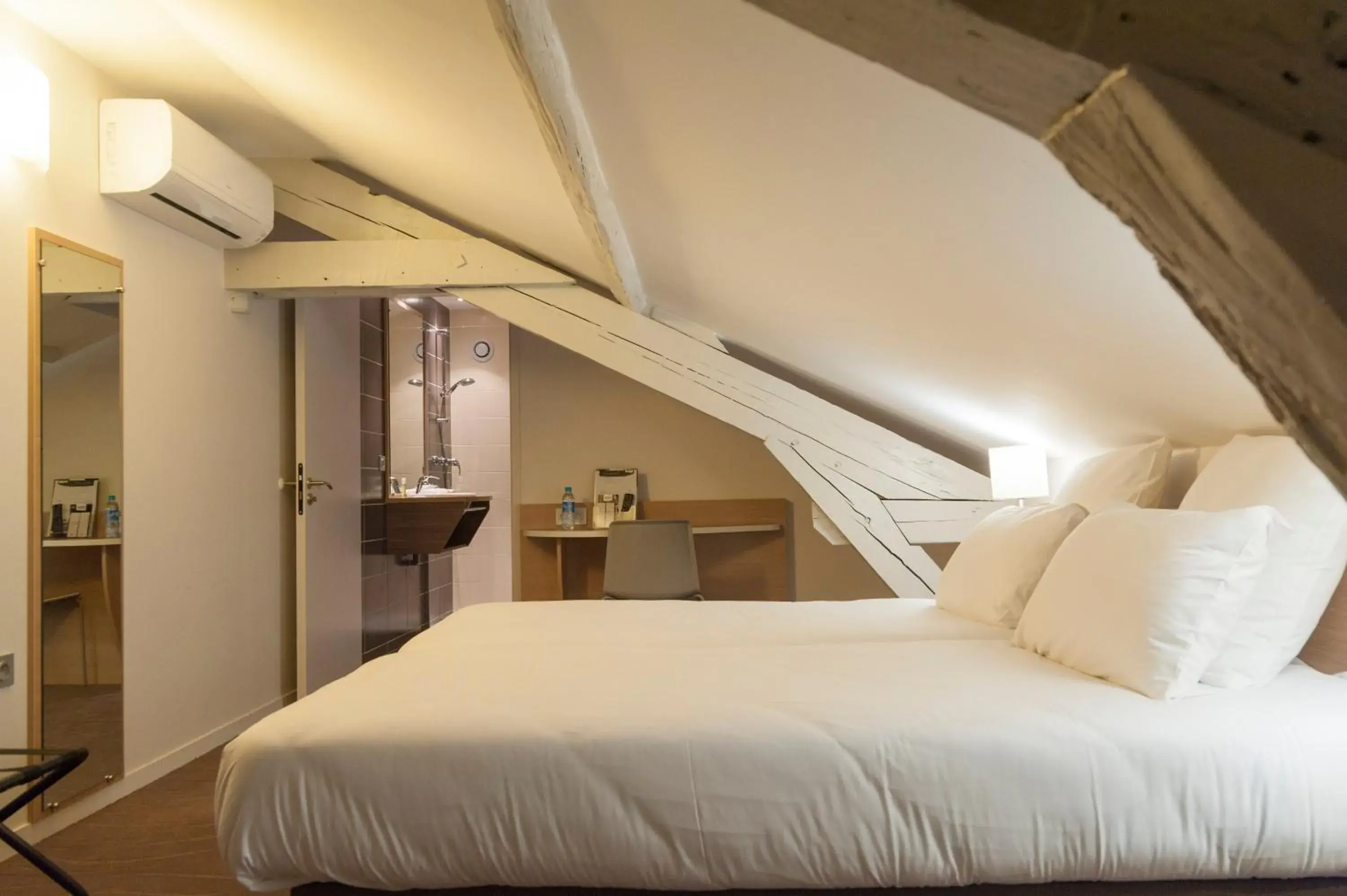 Bed in Brit Hotel Mâcon Centre Gare Bed in Brit Hotel Mâcon Centre Gare