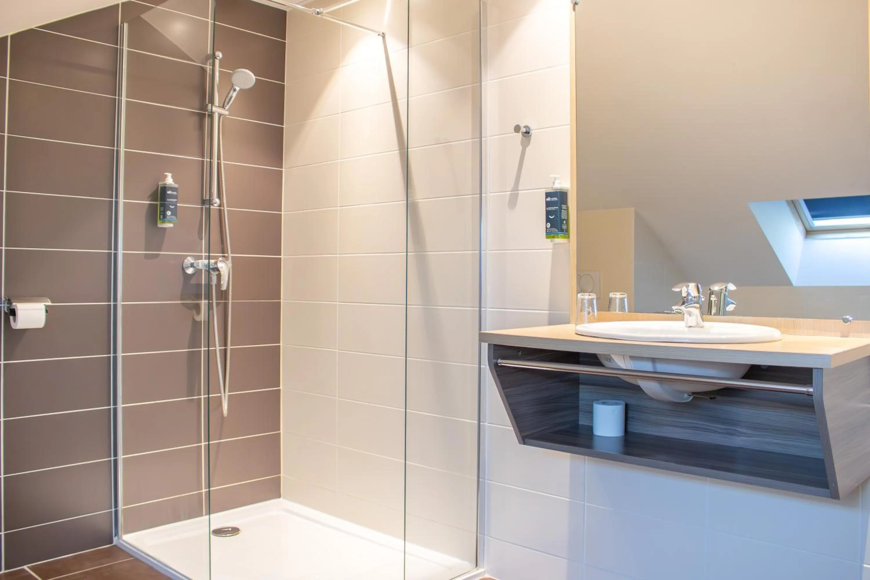 Bathroom in Brit Hotel Mâcon Centre Gare