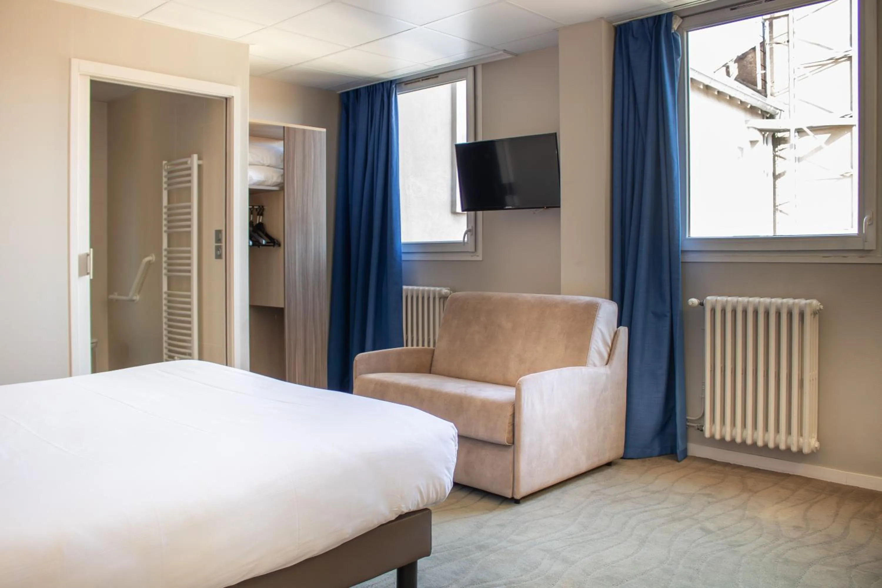 Bedroom, Bed in Brit Hotel Mâcon Centre Gare