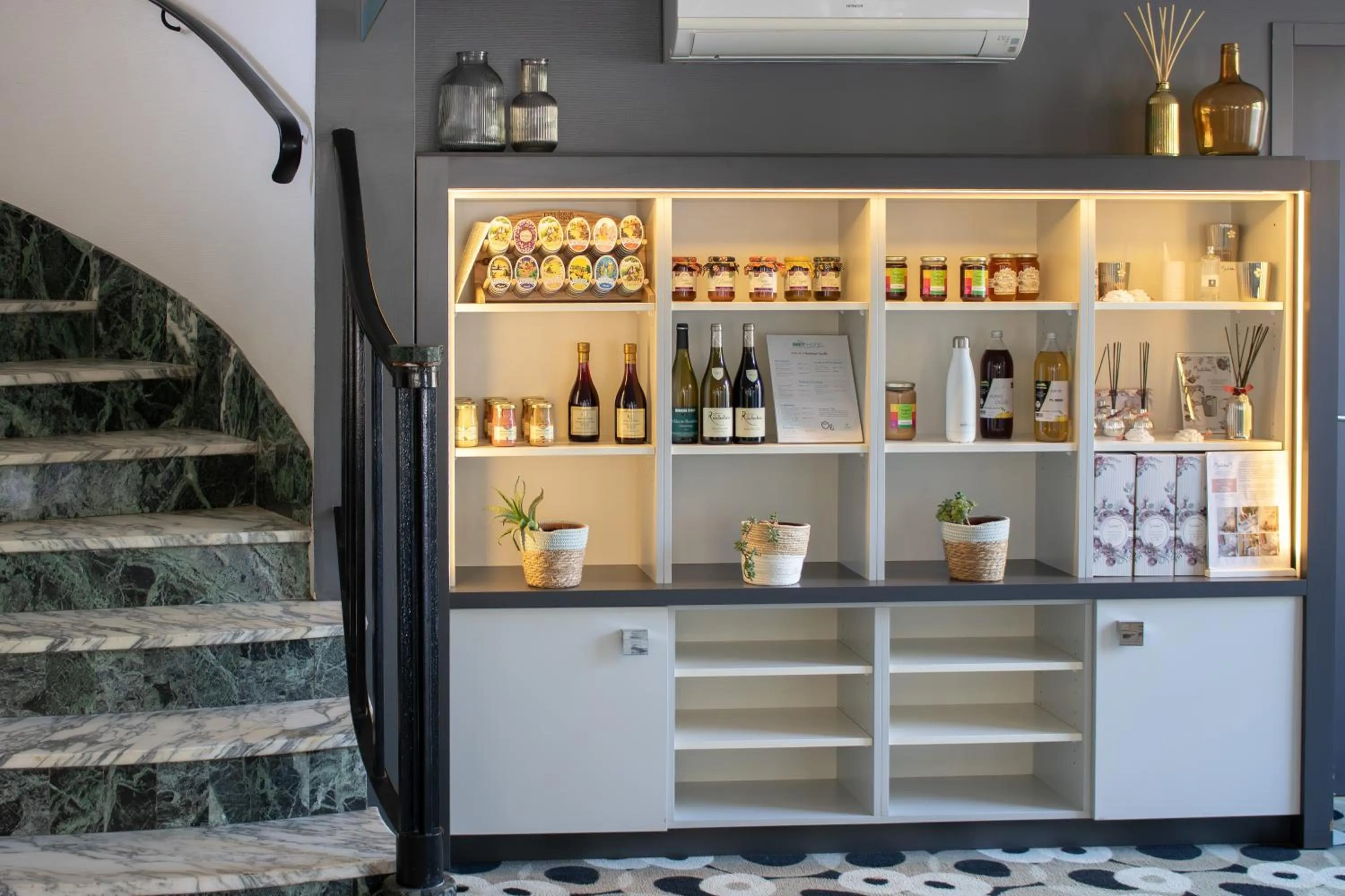 On-site shops in Brit Hotel Mâcon Centre Gare