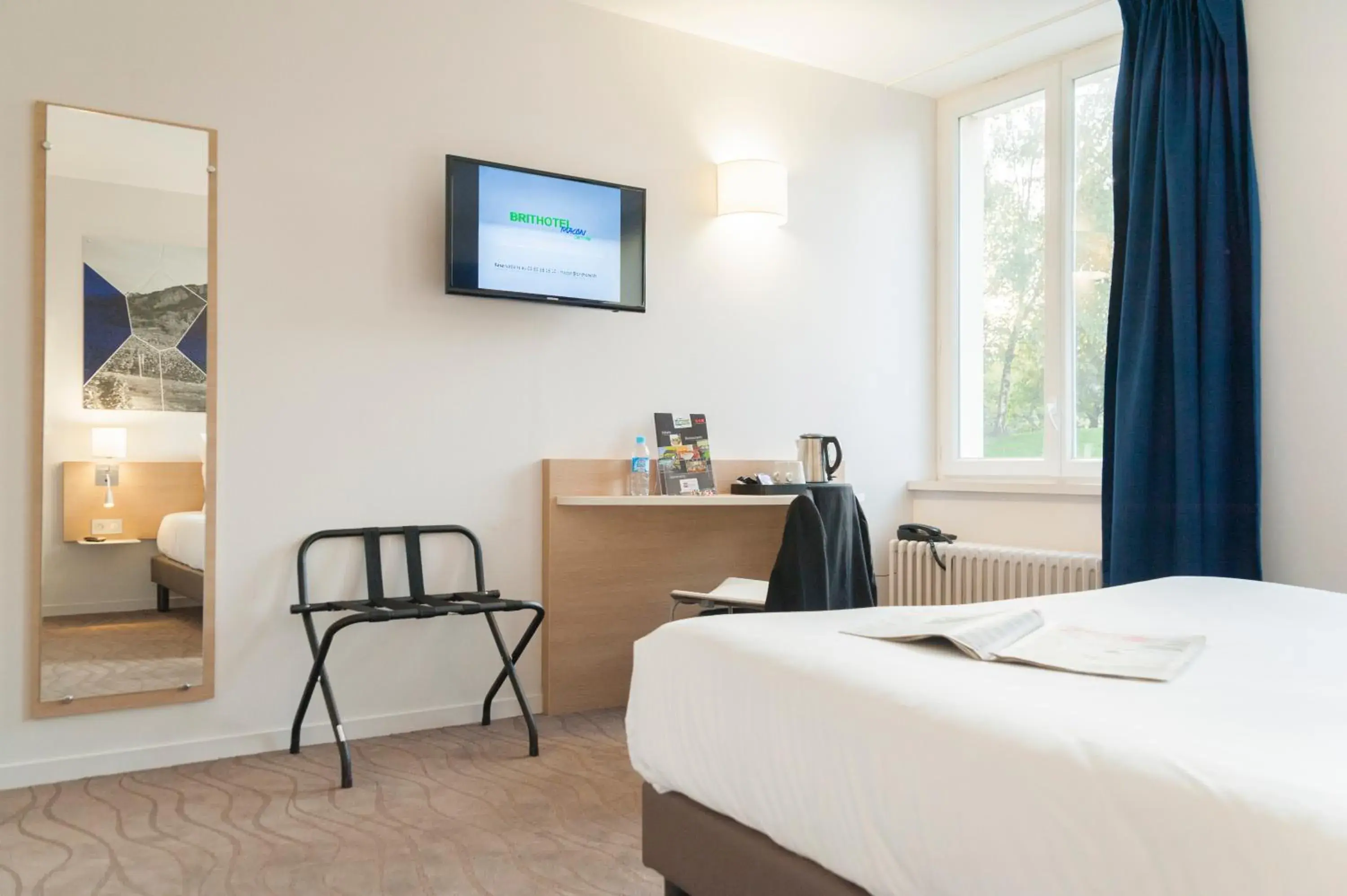 Bedroom, Bed in Brit Hotel Mâcon Centre Gare Bedroom, Bed in Brit Hotel Mâcon Centre Gare