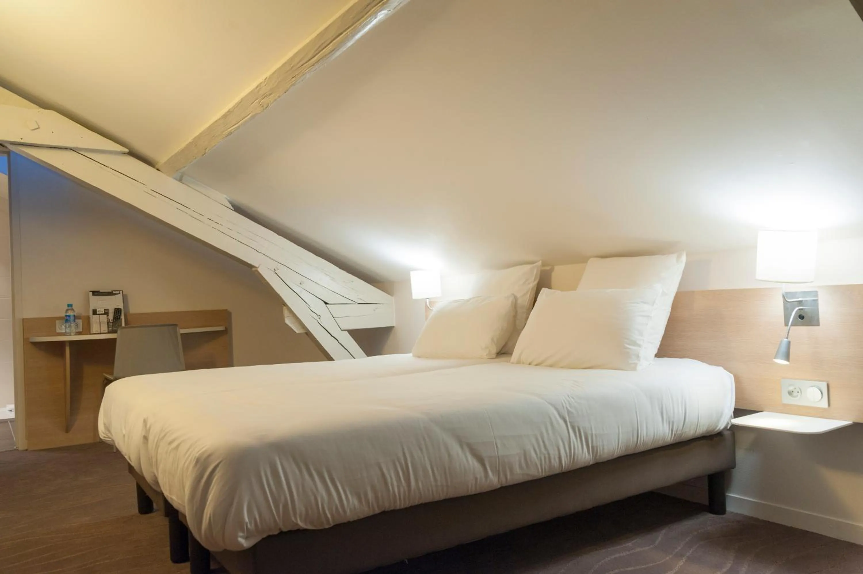 Bed in Brit Hotel Mâcon Centre Gare