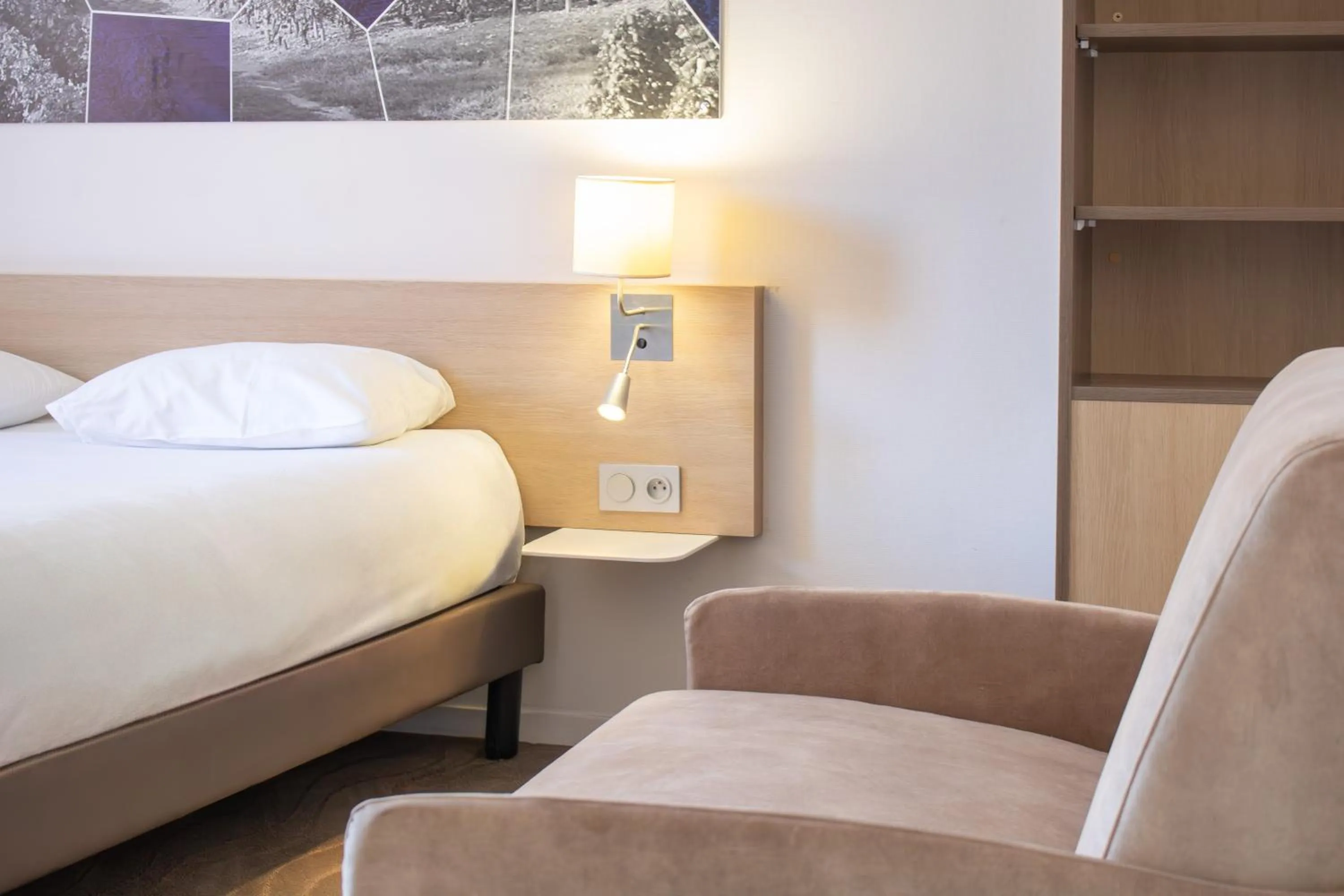 Bedroom, Bed in Brit Hotel Mâcon Centre Gare