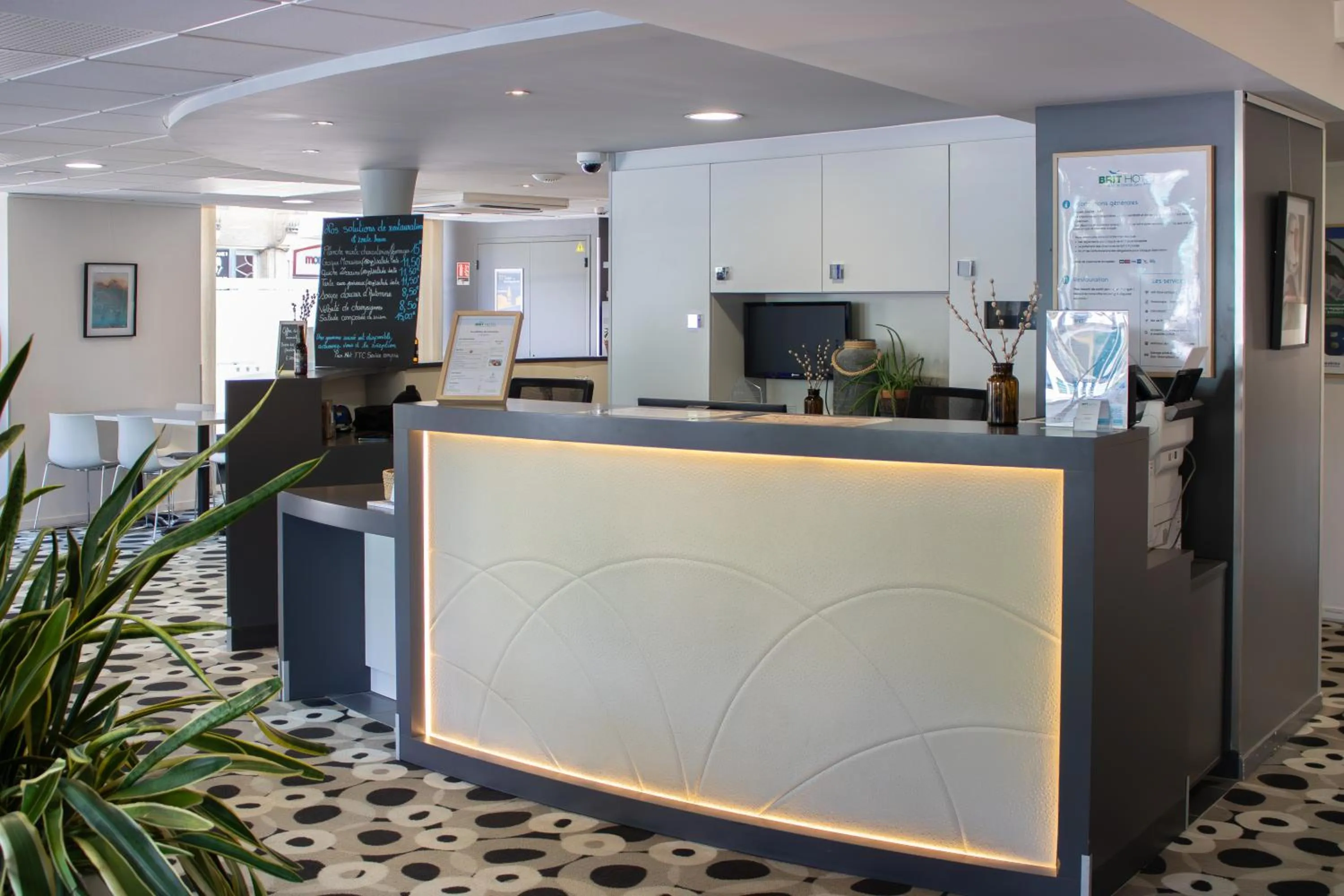 Lobby or reception in Brit Hotel Mâcon Centre Gare