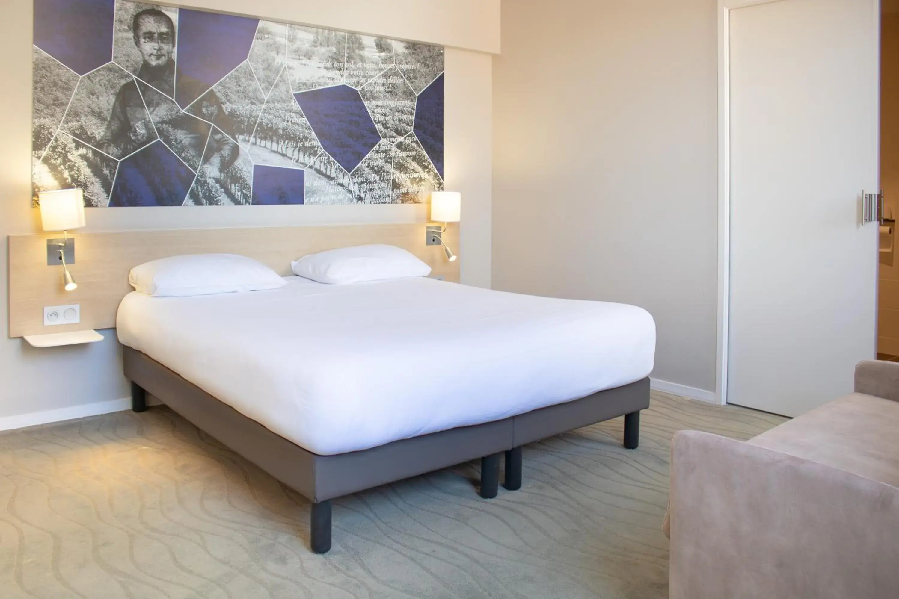 Bedroom, Bed in Brit Hotel Mâcon Centre Gare Bedroom, Bed in Brit Hotel Mâcon Centre Gare