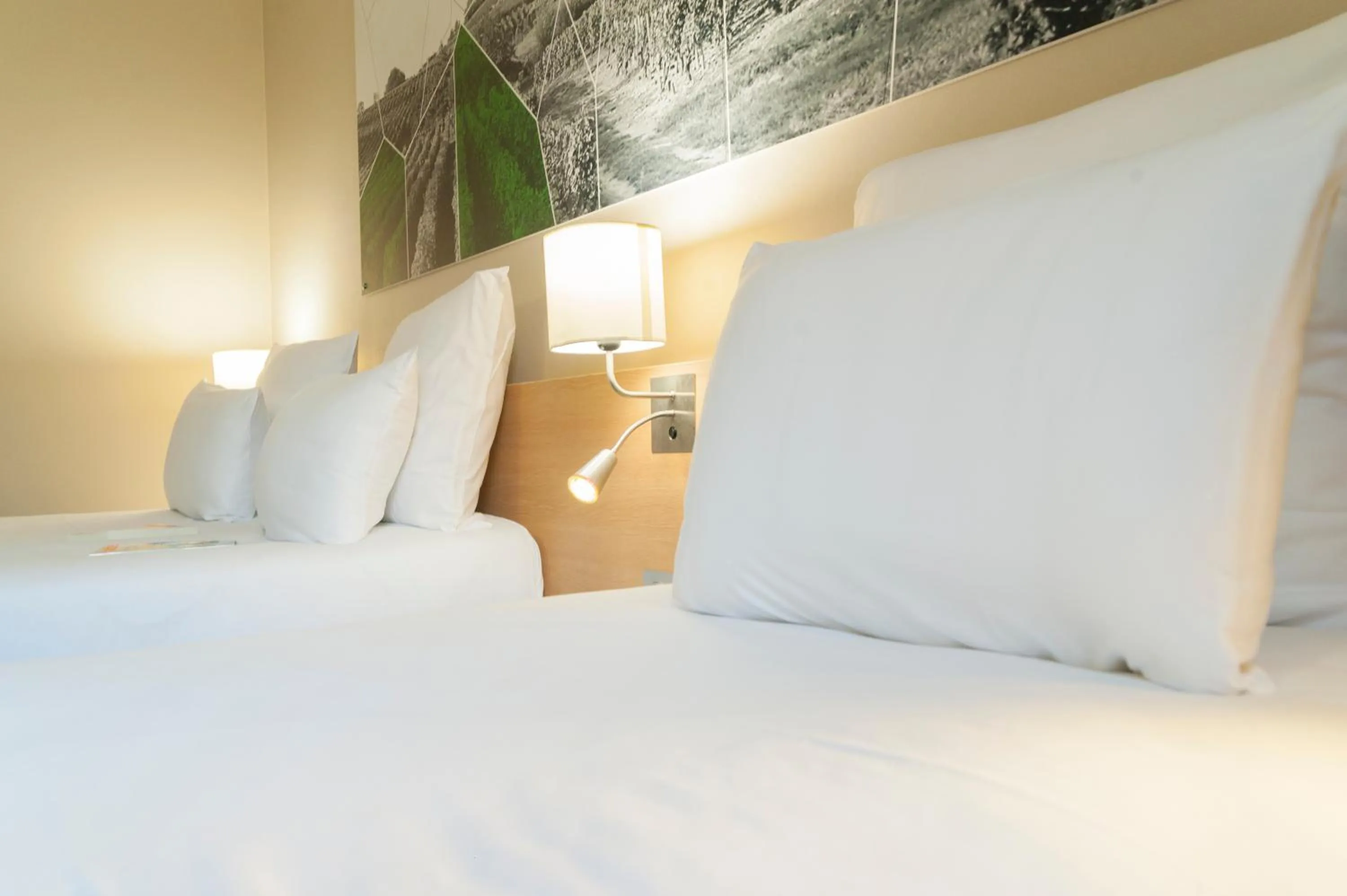 Bed in Brit Hotel Mâcon Centre Gare