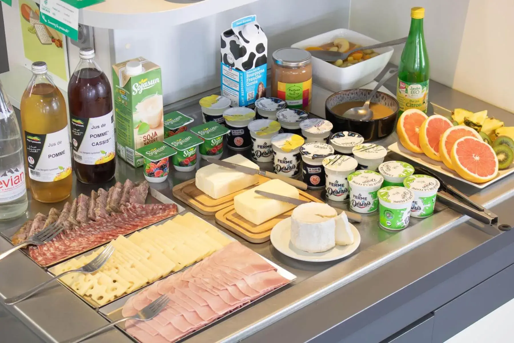 Buffet breakfast in Brit Hotel Mâcon Centre Gare Buffet breakfast in Brit Hotel Mâcon Centre Gare