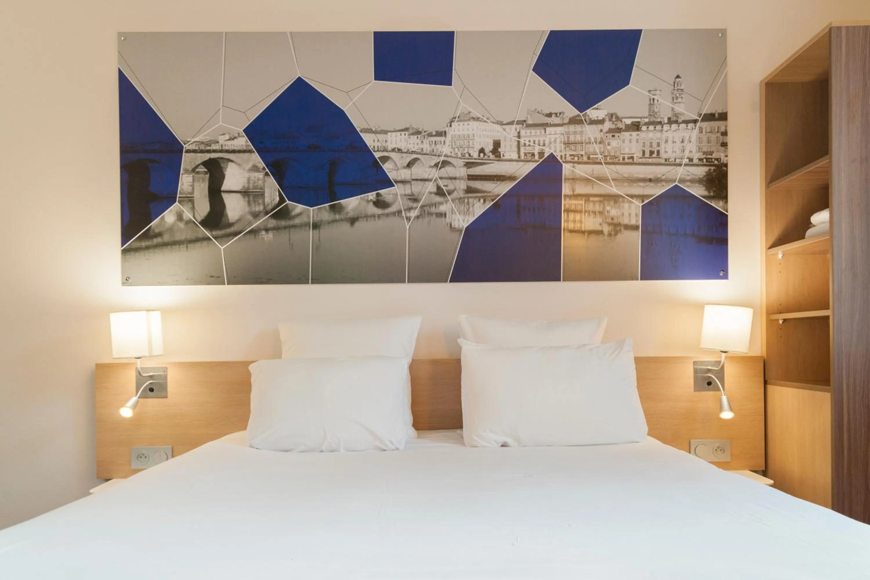 Bed in Brit Hotel Mâcon Centre Gare