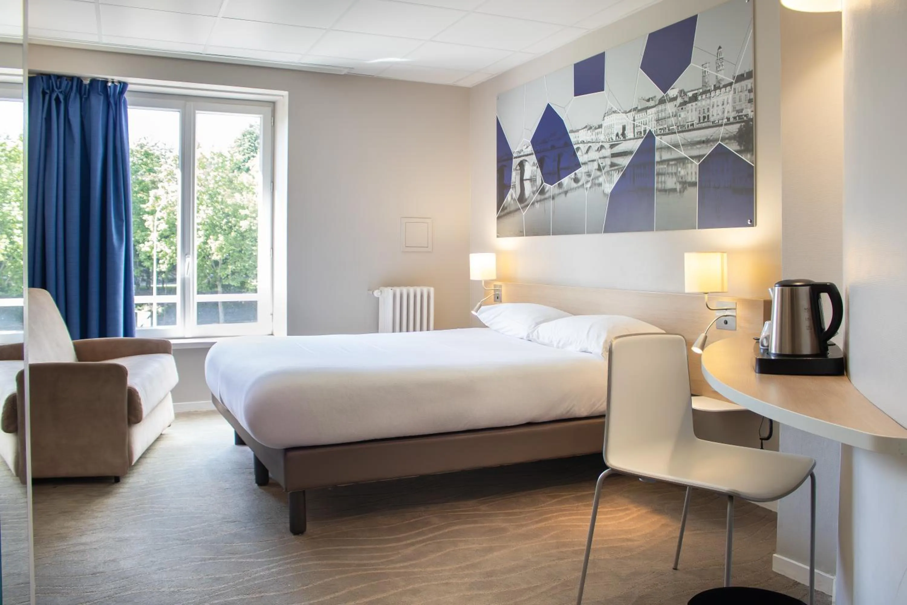 Bedroom, Bed in Brit Hotel Mâcon Centre Gare