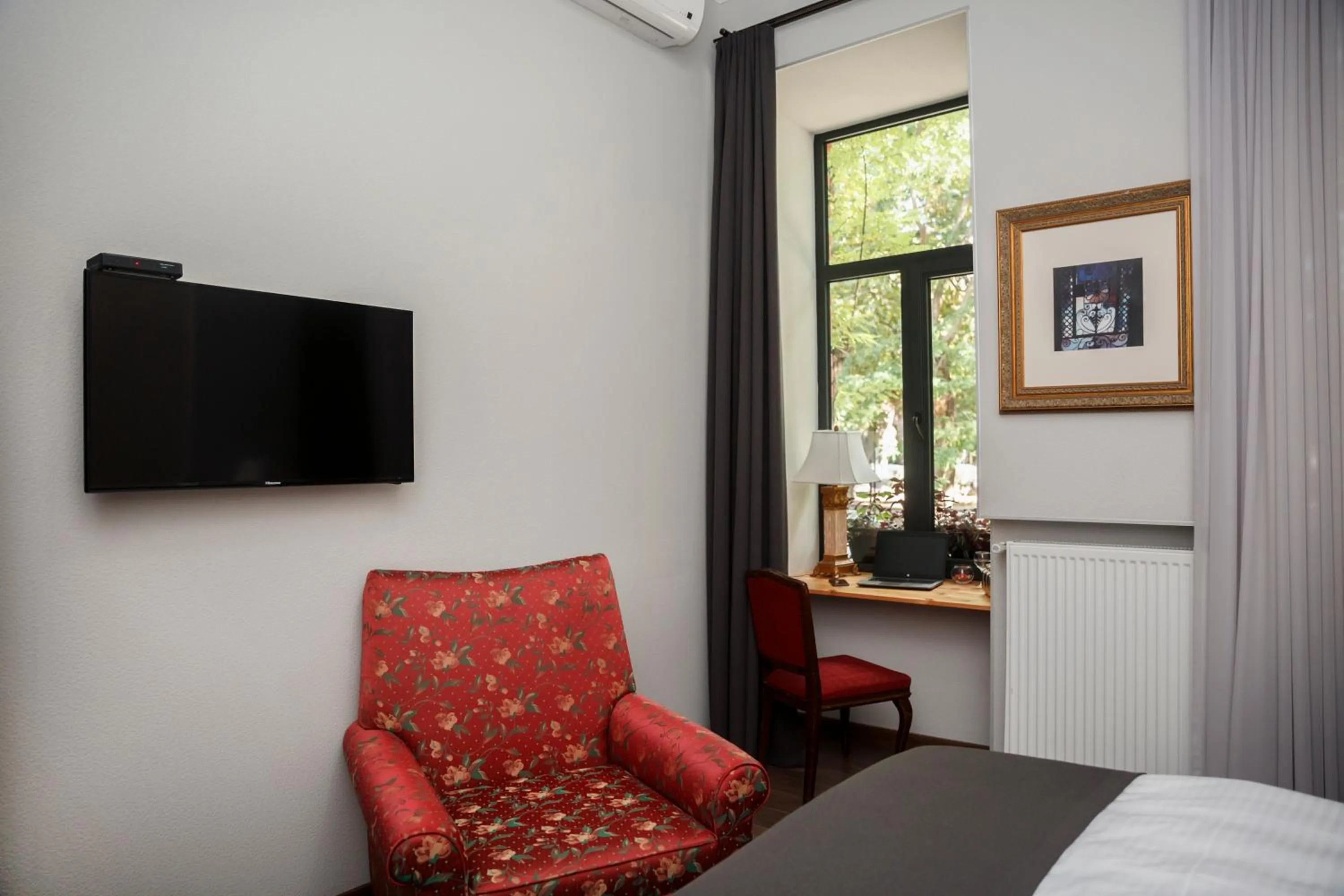 Bedroom, Bed in Tea for Two Hotel